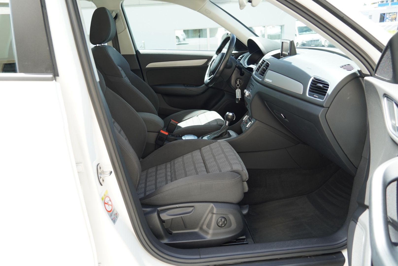 AUDI Q3 2.0 TDI quattro S-tronic-image-16
