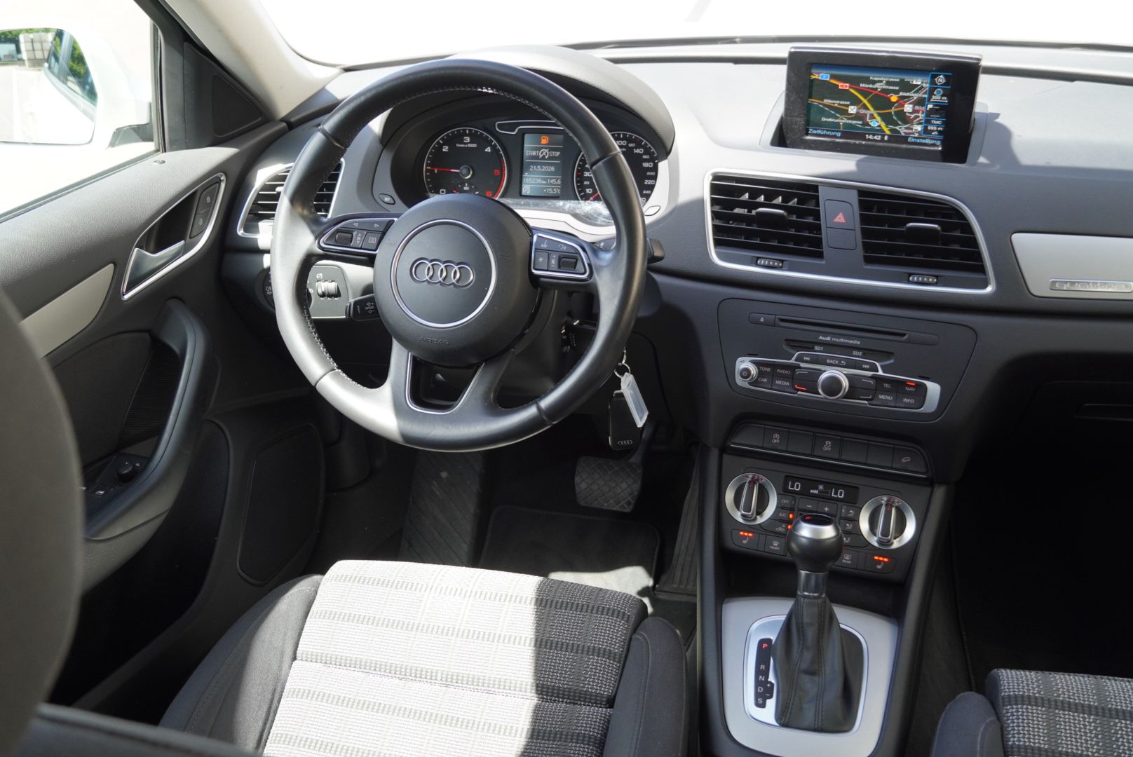 AUDI Q3 2.0 TDI quattro S-tronic-image-11