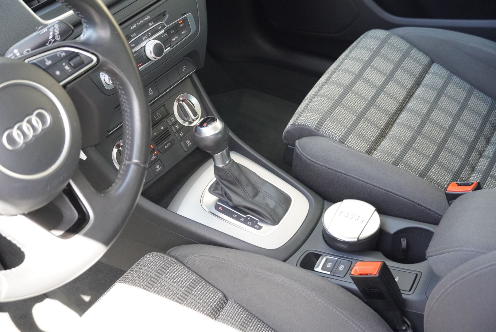AUDI Q3 2.0 TDI quattro S-tronic-image-14