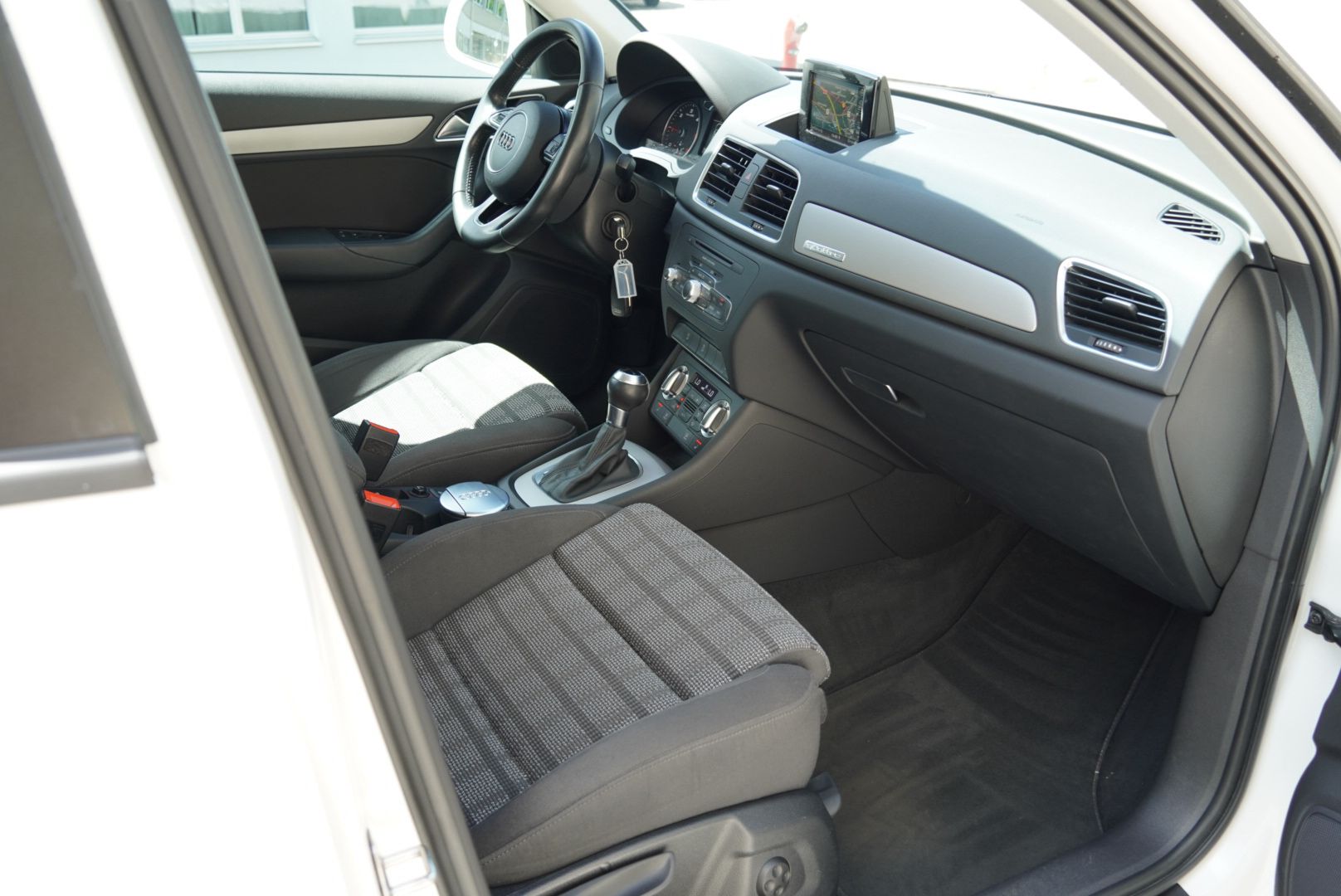 AUDI Q3 2.0 TDI quattro S-tronic-image-17