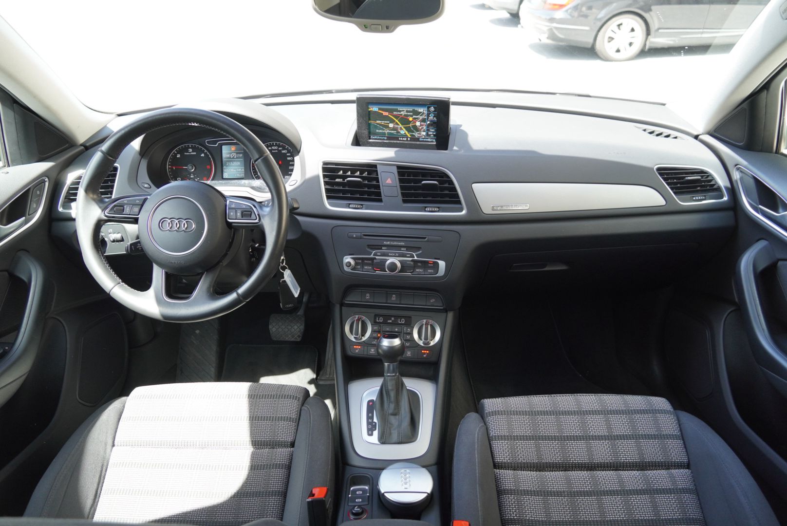 AUDI Q3 2.0 TDI quattro S-tronic-image-10