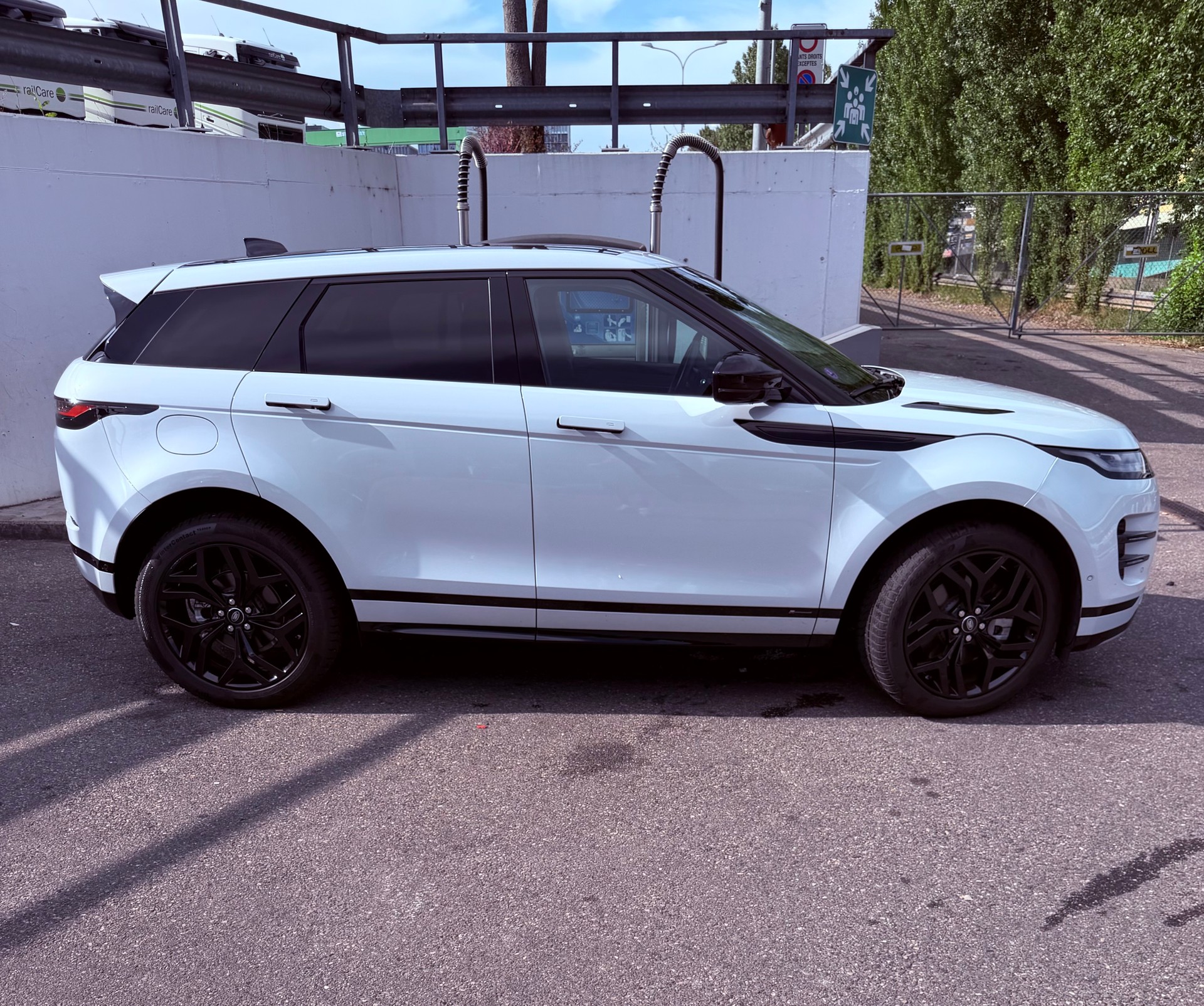 LAND ROVER 2.0 T R-Dynamic SE-image-2