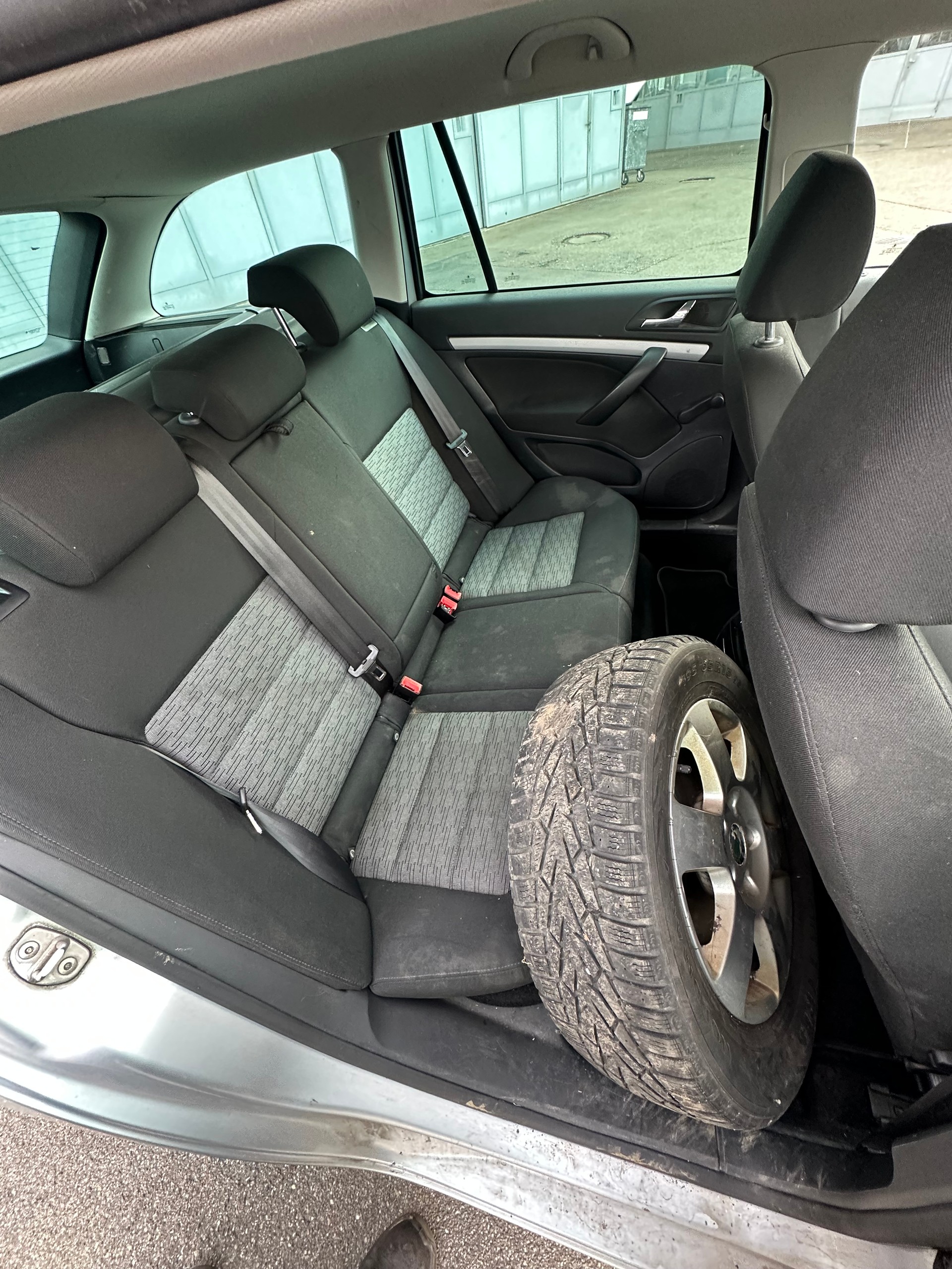 SKODA Octavia Combi 1.9 TDI Adventure 4x4-image-5