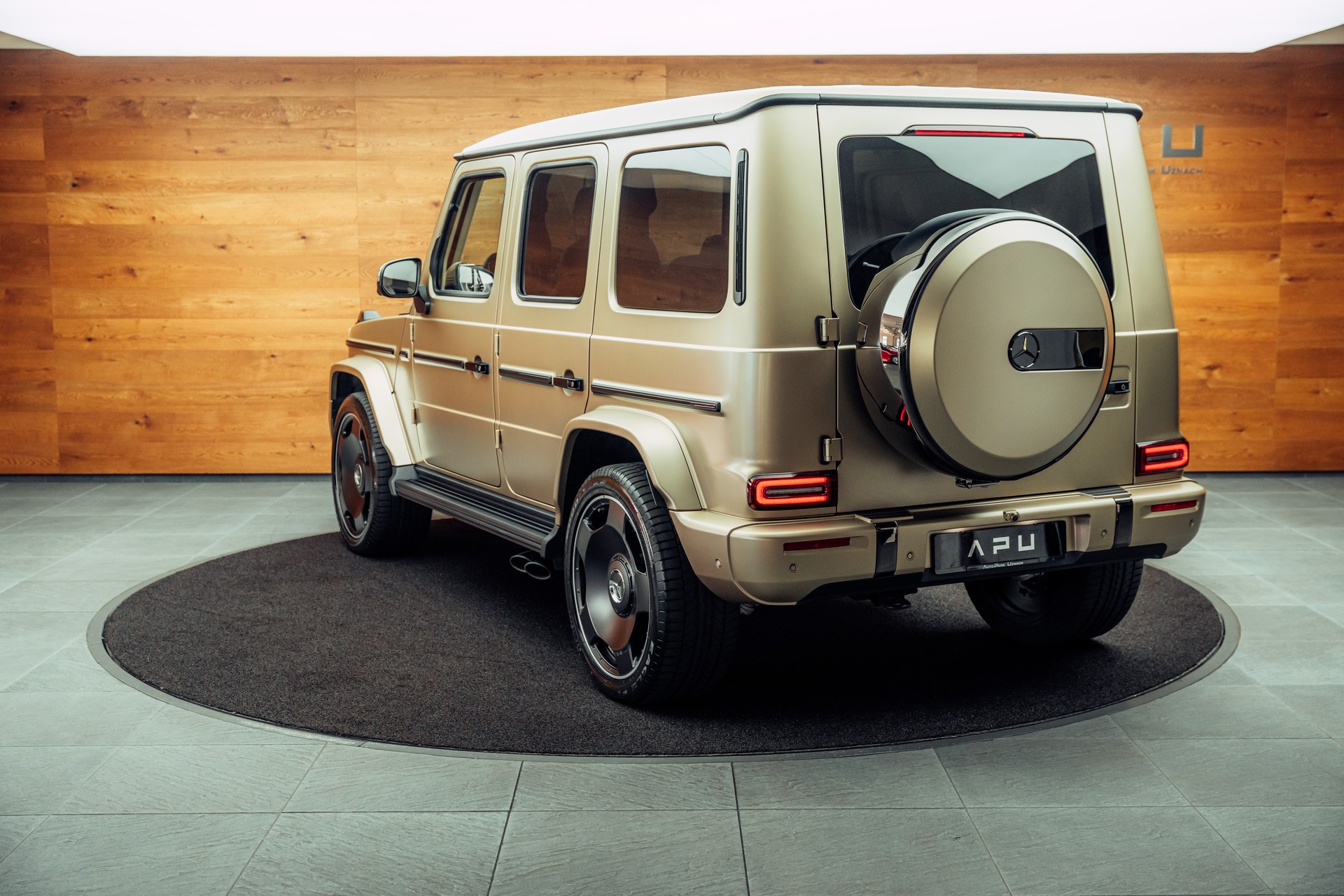 MERCEDES-BENZ G 63 AMG 9G-Tronic MANUFAKTUR Kalaharigold magno MY26-showroom-element-3