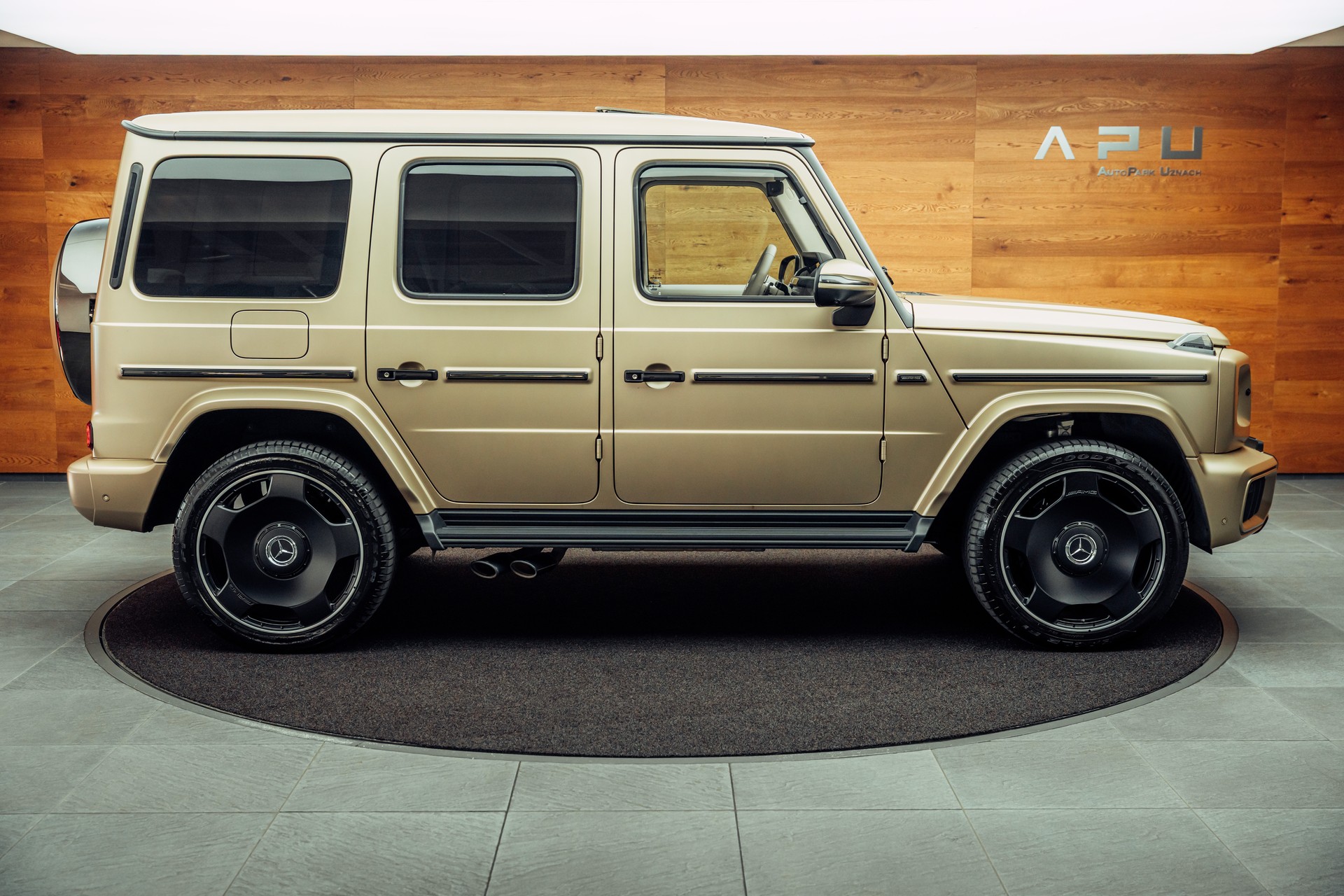 MERCEDES-BENZ G 63 AMG 9G-Tronic MANUFAKTUR Kalaharigold magno MY26-showroom-element-1