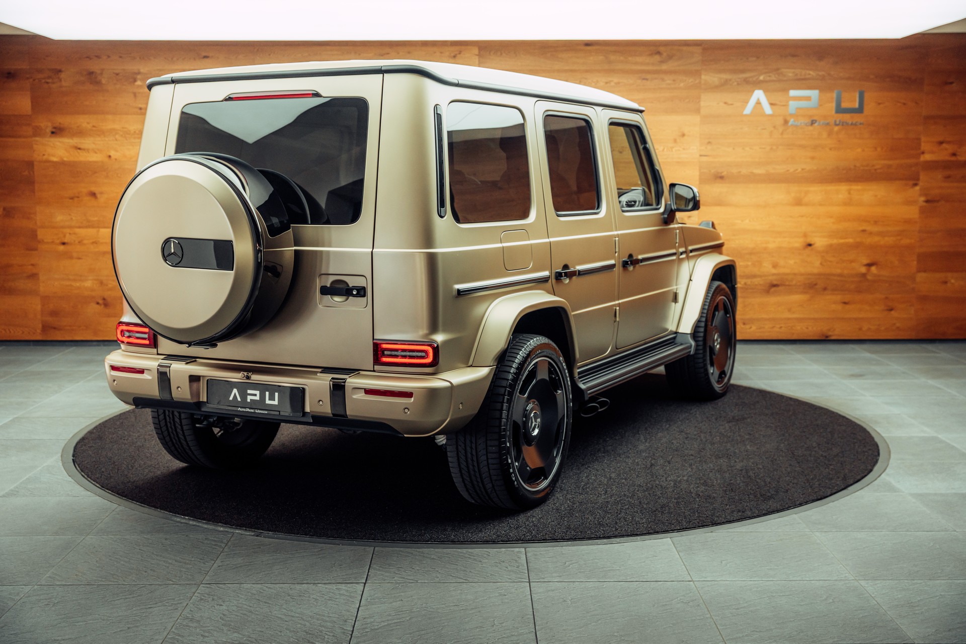 MERCEDES-BENZ G 63 AMG 9G-Tronic MANUFAKTUR Kalaharigold magno MY26-showroom-element-2