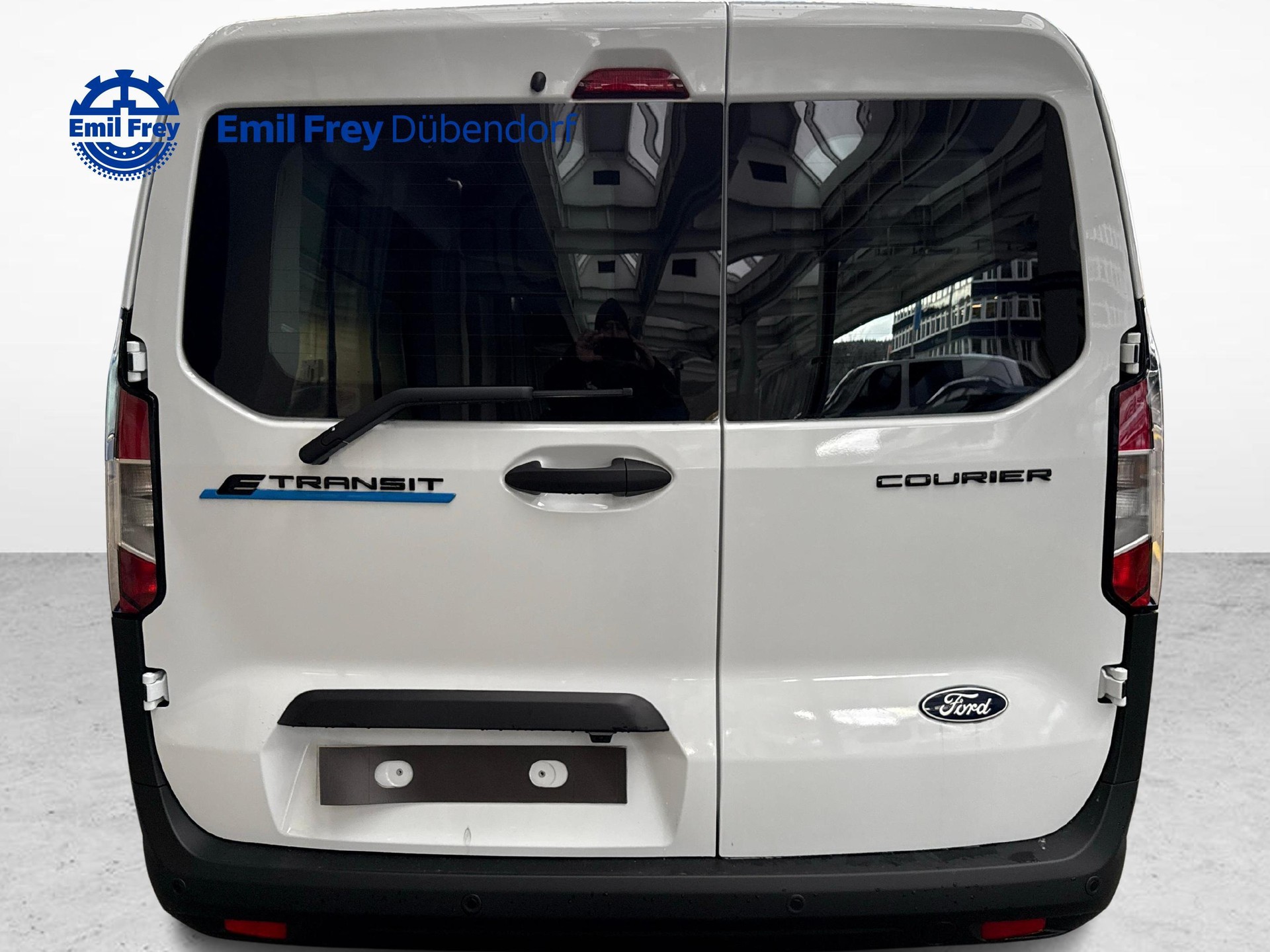 FORD E-Transit Courier Van Trend-image-5