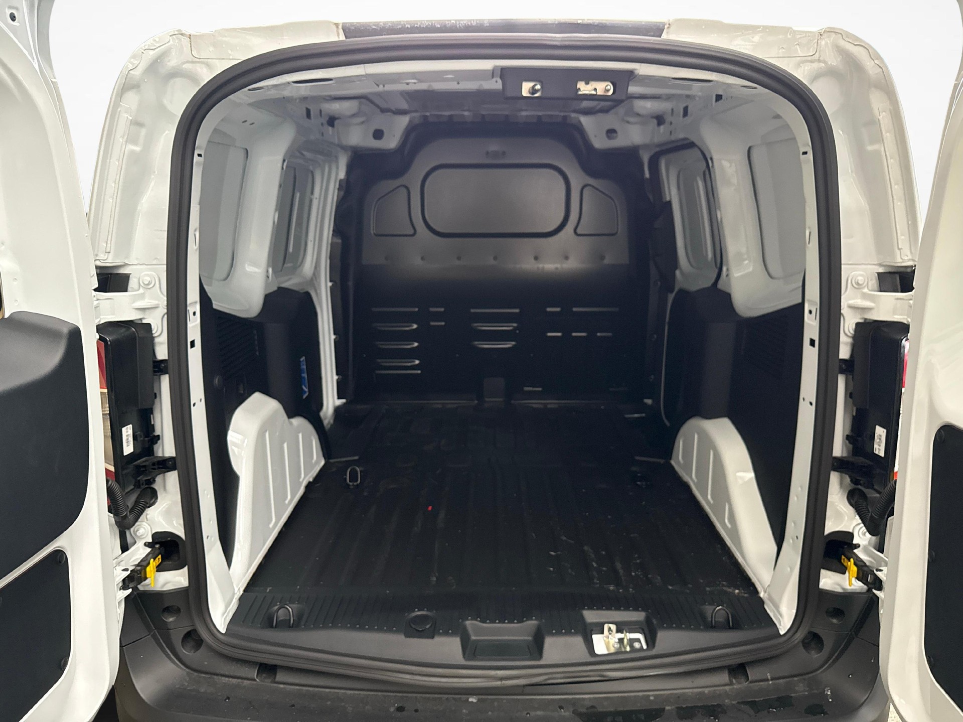 FORD E-Transit Courier Van Trend-image-6