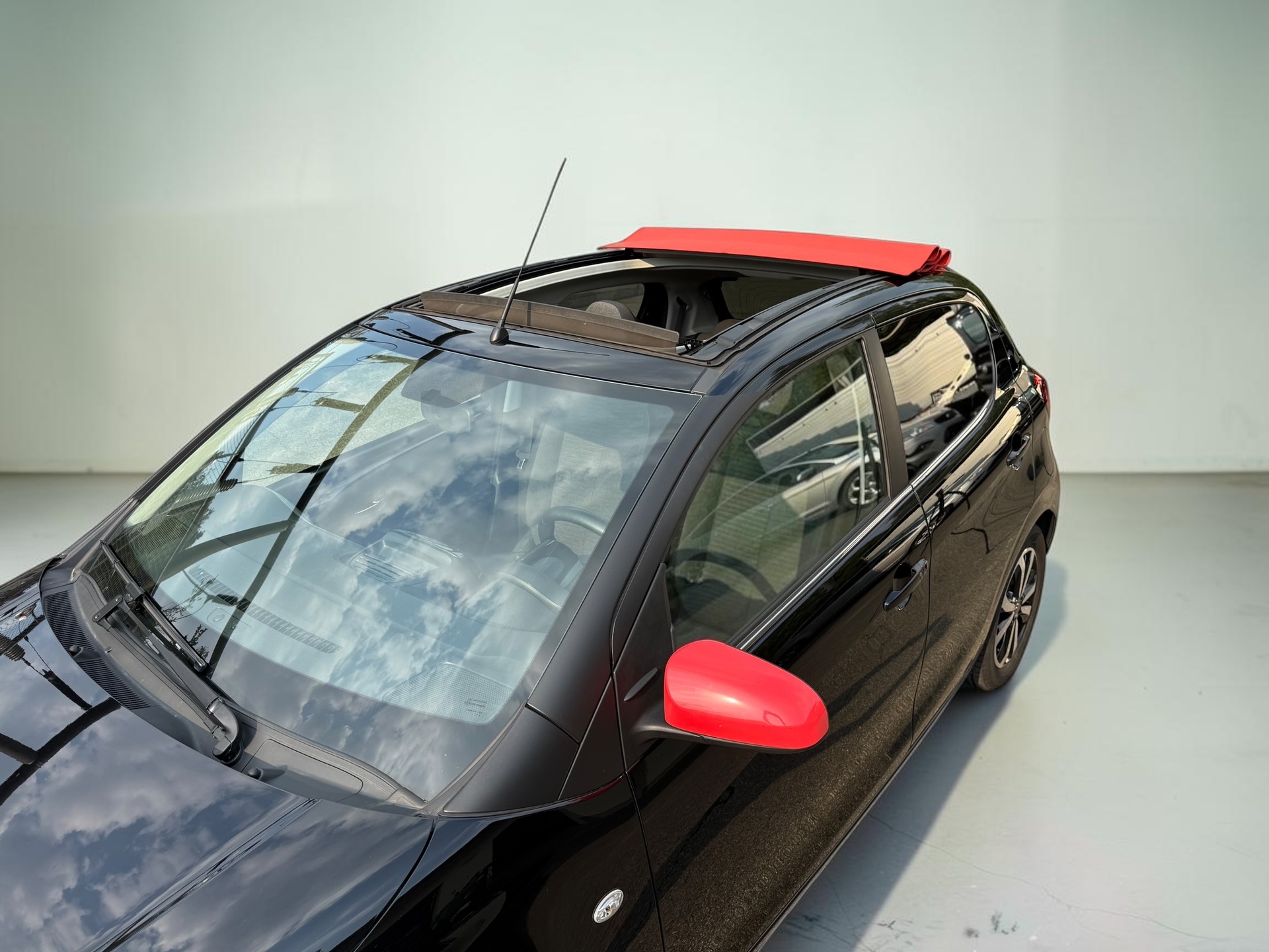 CITROEN C1 1.2 VTi Shine Airscape-image-8