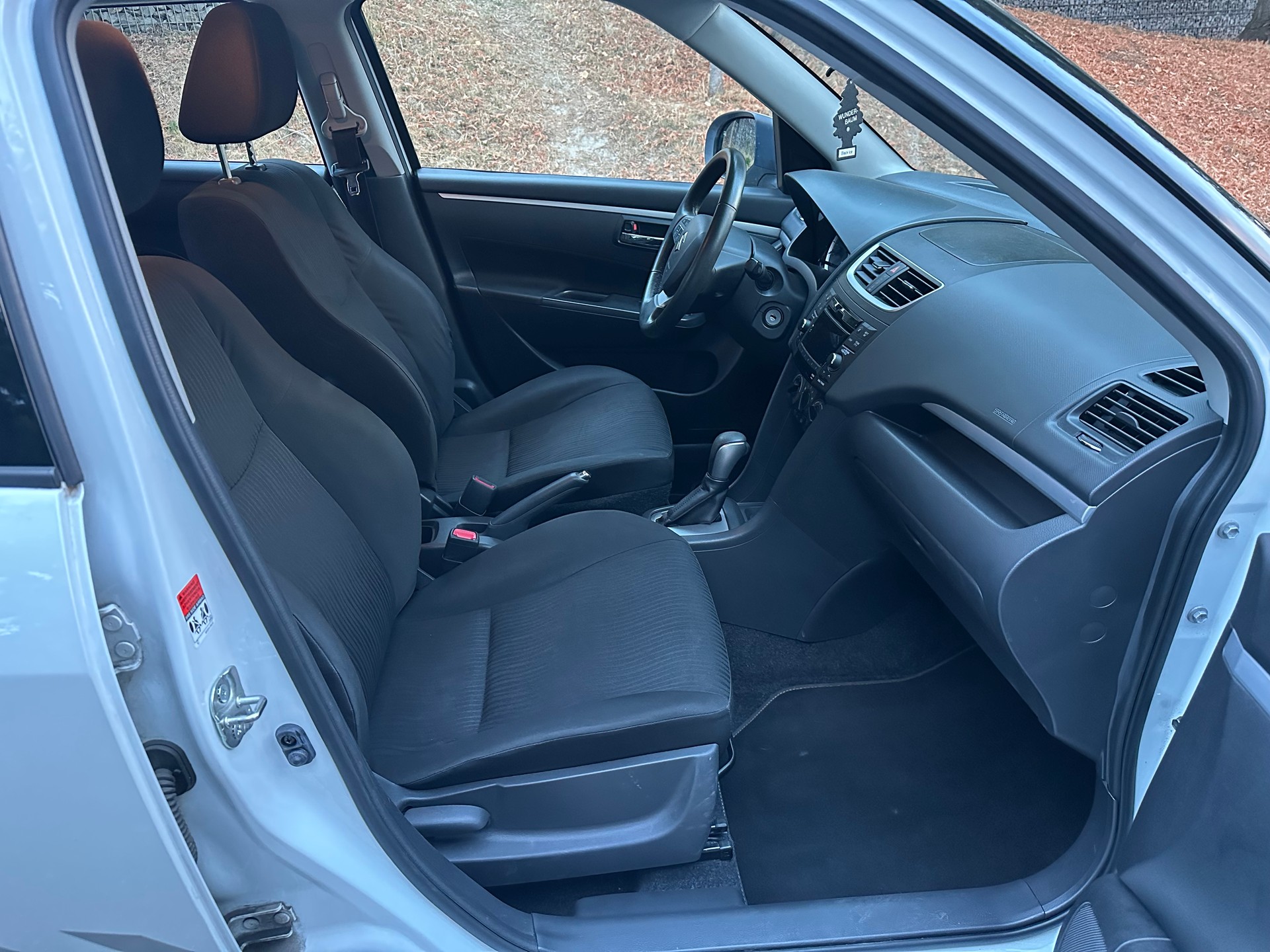 SUZUKI Swift 1.2i 16V GL Automatic-image-2
