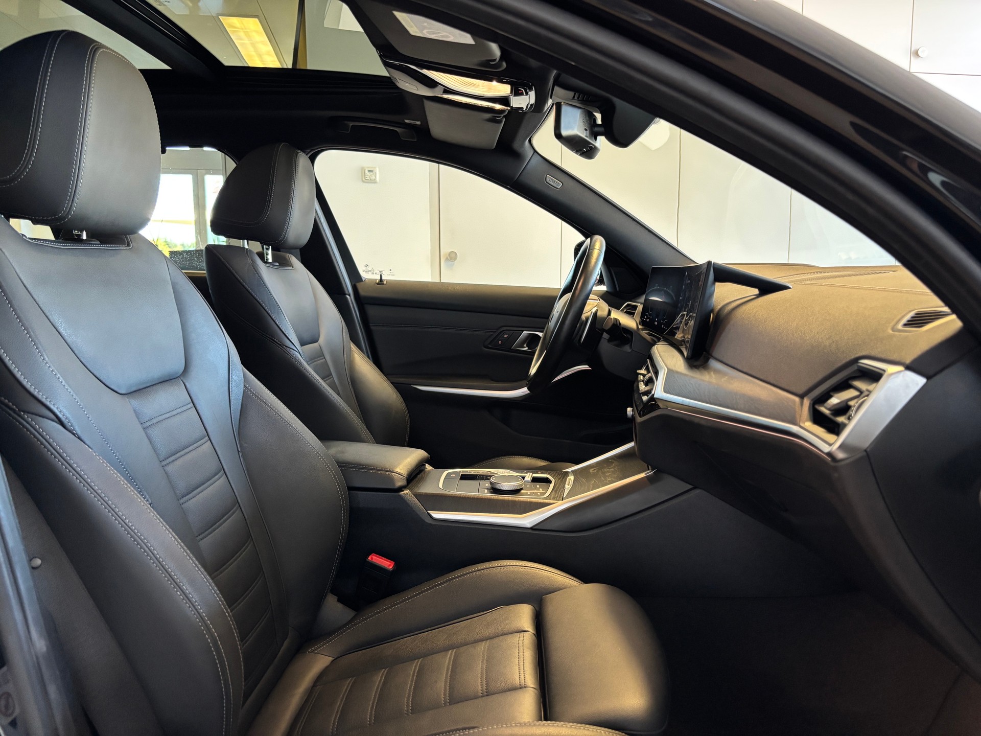 BMW 320d xDrive 48V Touring Steptronic-image-9