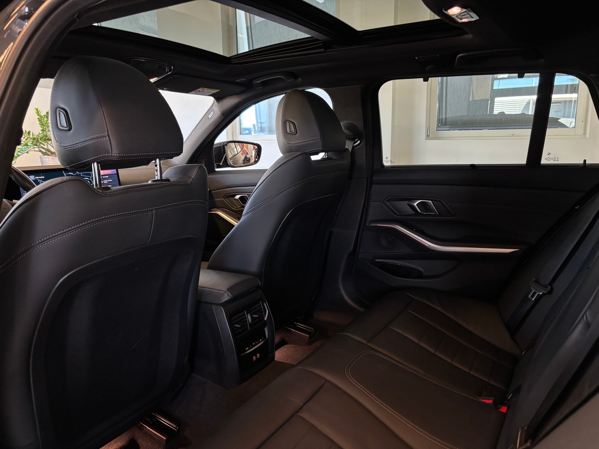 BMW 320d xDrive 48V Touring Steptronic-image-12