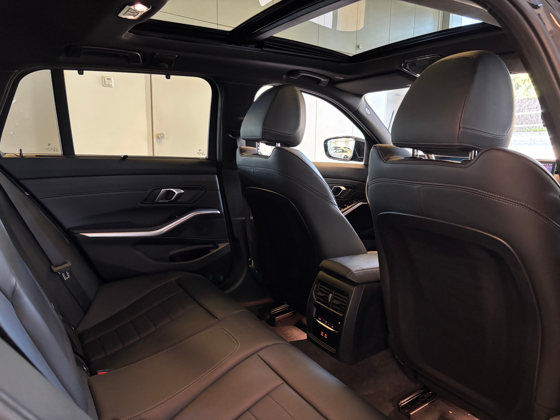 BMW 320d xDrive 48V Touring Steptronic-image-11
