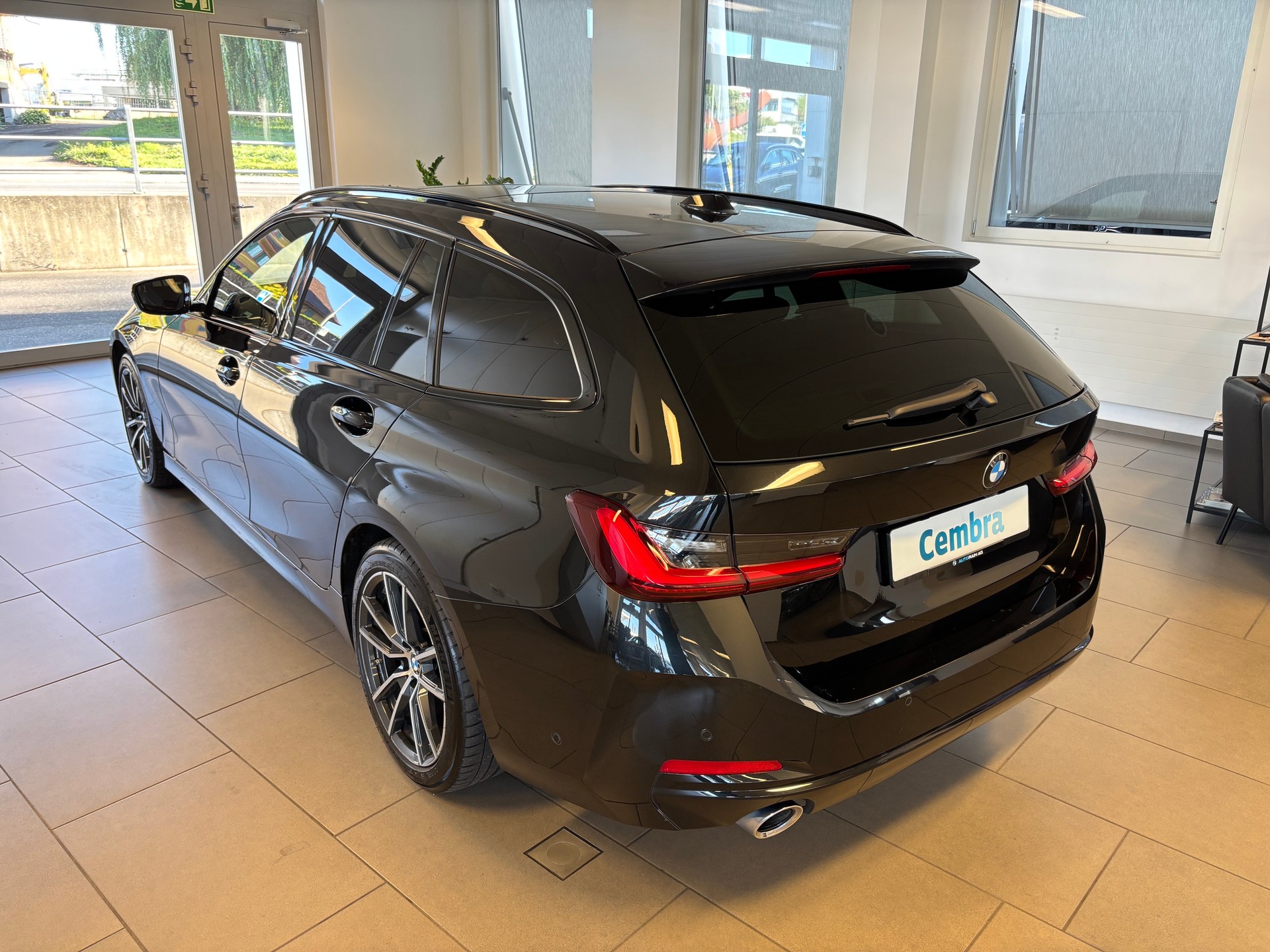 BMW 320d xDrive 48V Touring Steptronic-showroom-element-3