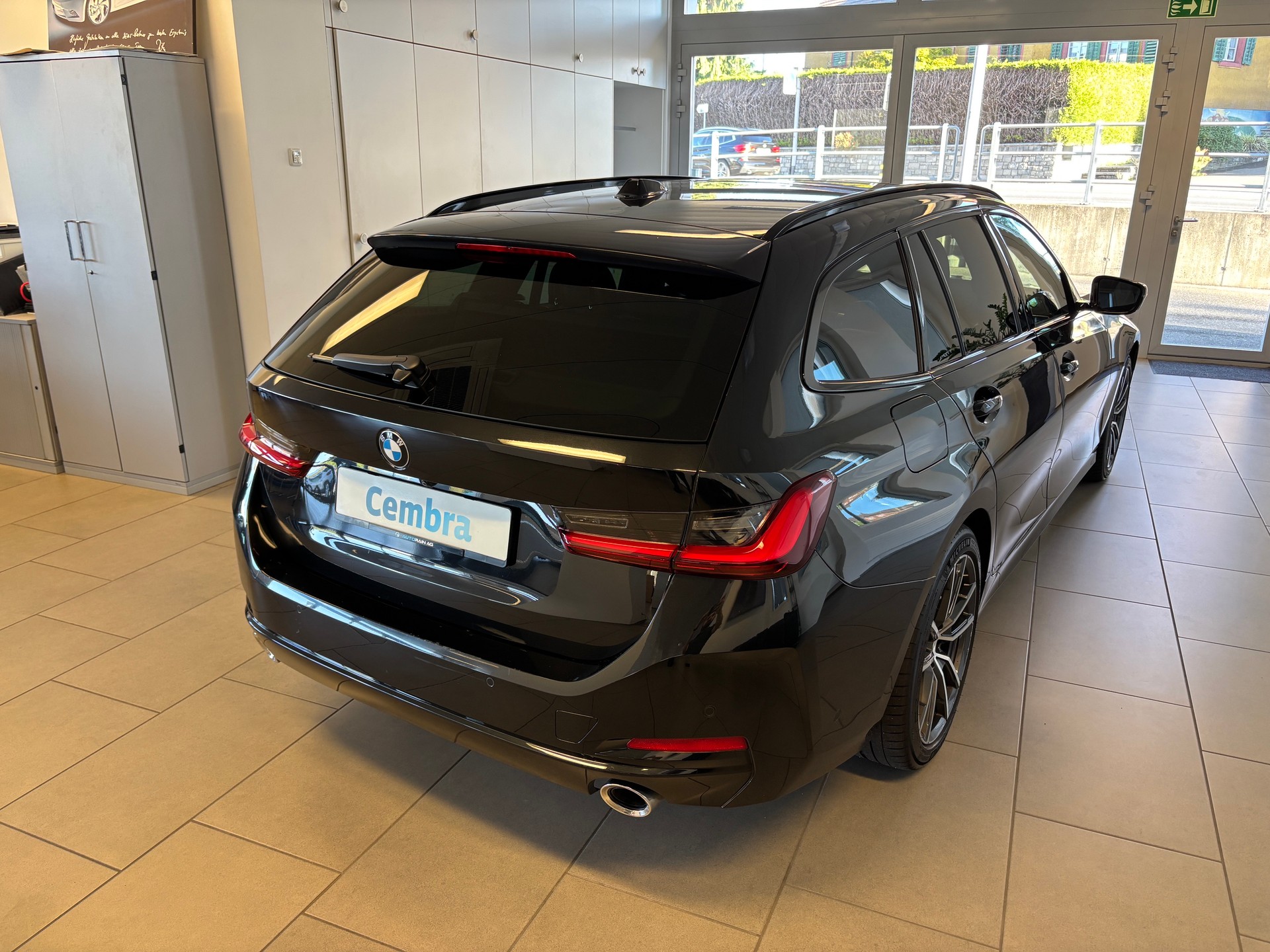 BMW 320d xDrive 48V Touring Steptronic-showroom-element-2
