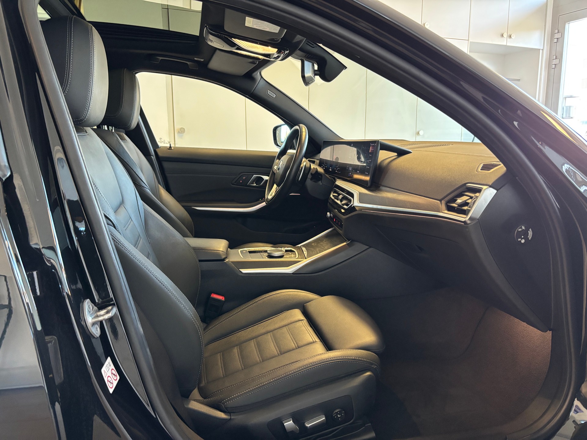 BMW 320d xDrive 48V Touring Steptronic-image-10