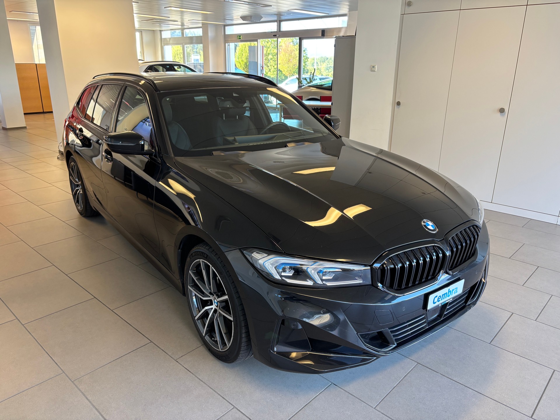BMW 320d xDrive 48V Touring Steptronic-showroom-element-1