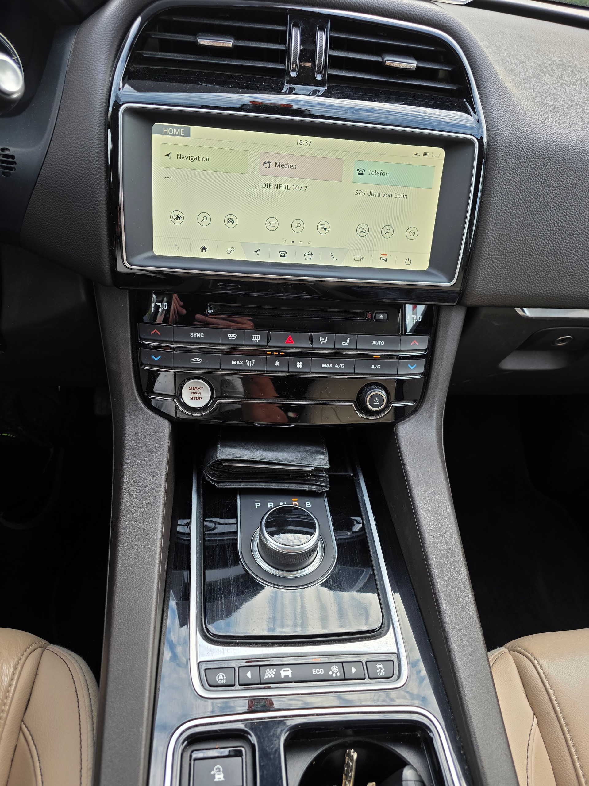 JAGUAR F-Pace 25t 2.0 Portfolio AWD Automatik-image-10