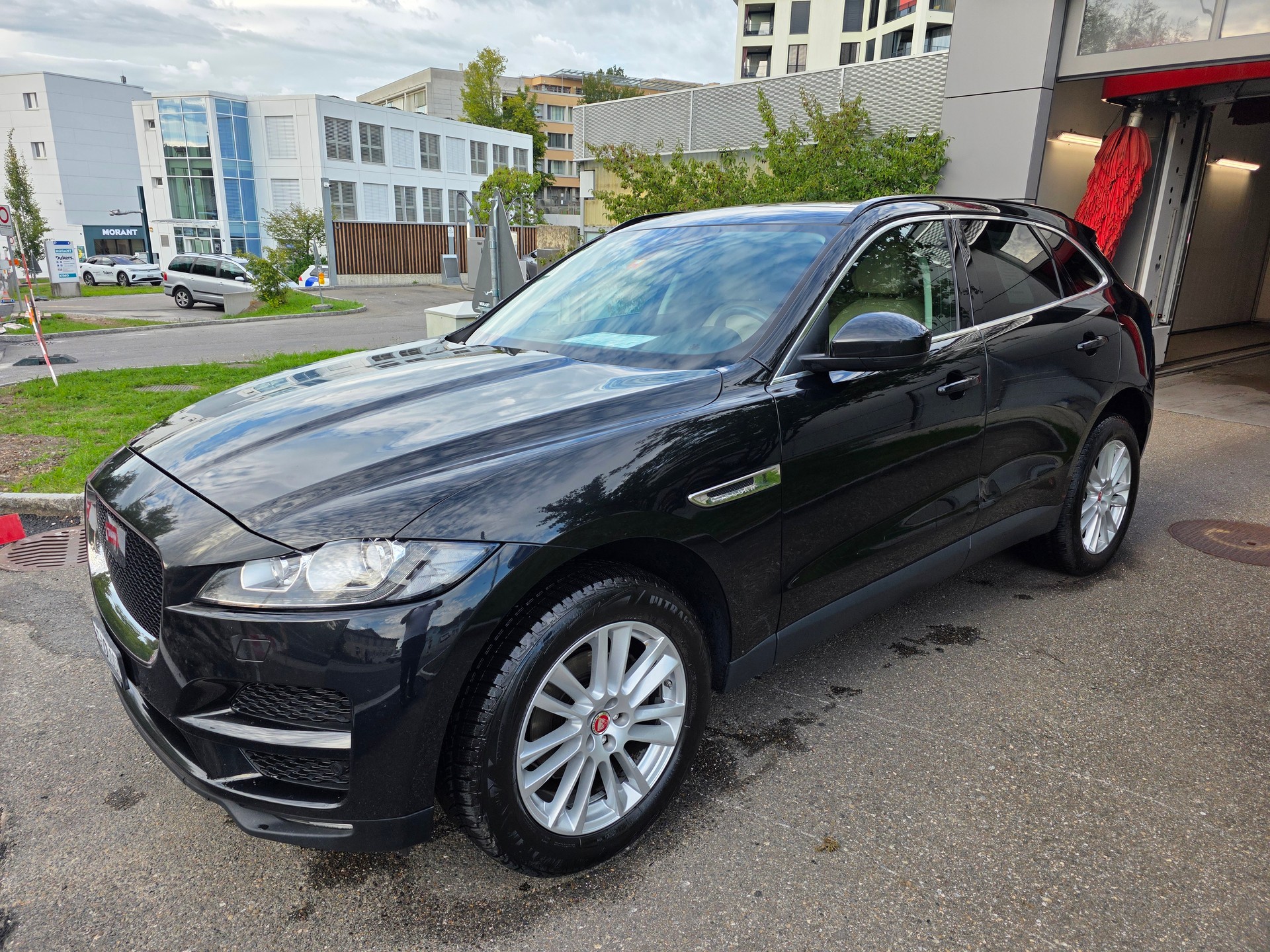 JAGUAR F-Pace 25t 2.0 Portfolio AWD Automatik-showroom-element-2