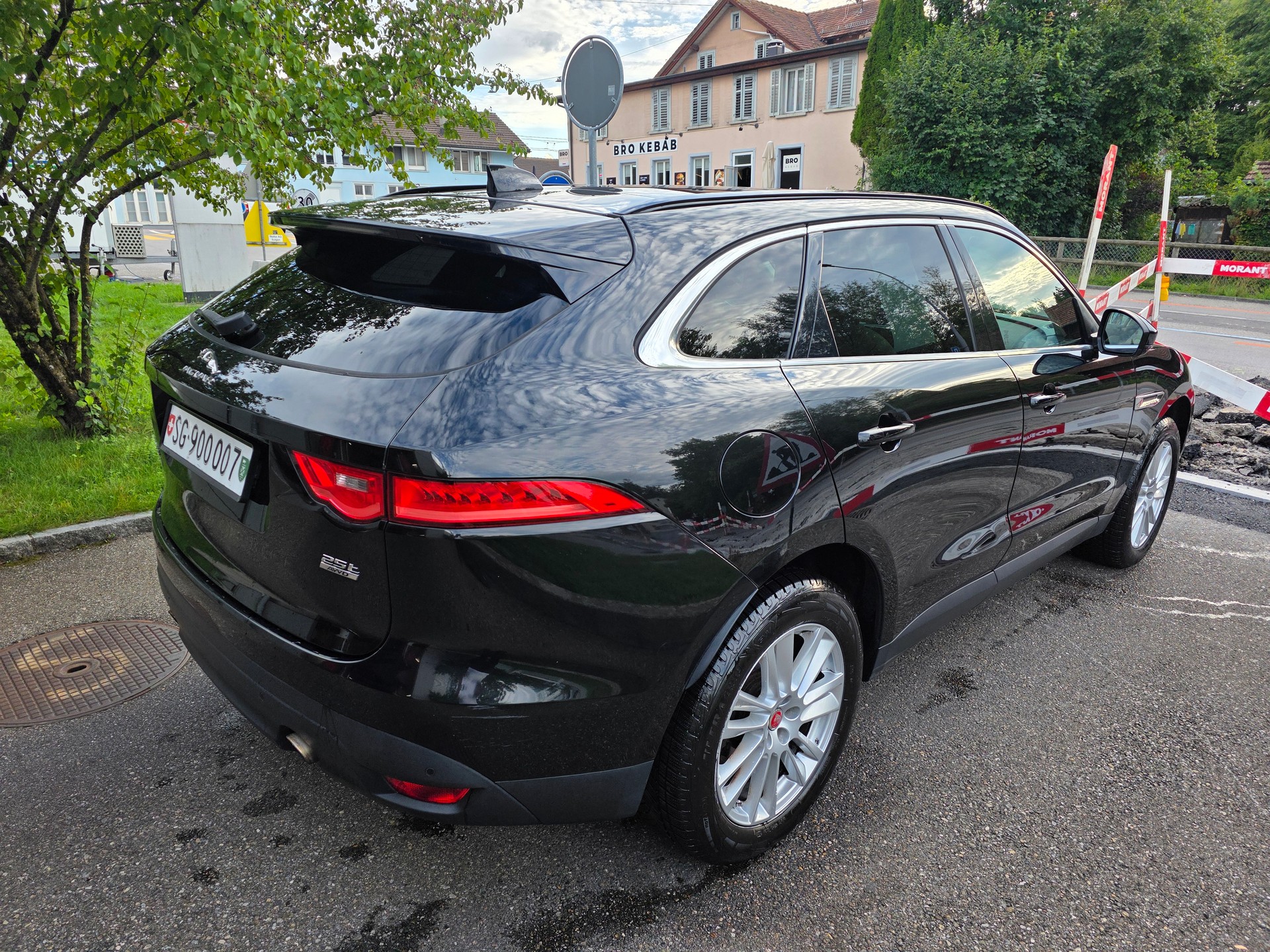 JAGUAR F-Pace 25t 2.0 Portfolio AWD Automatik-image-4