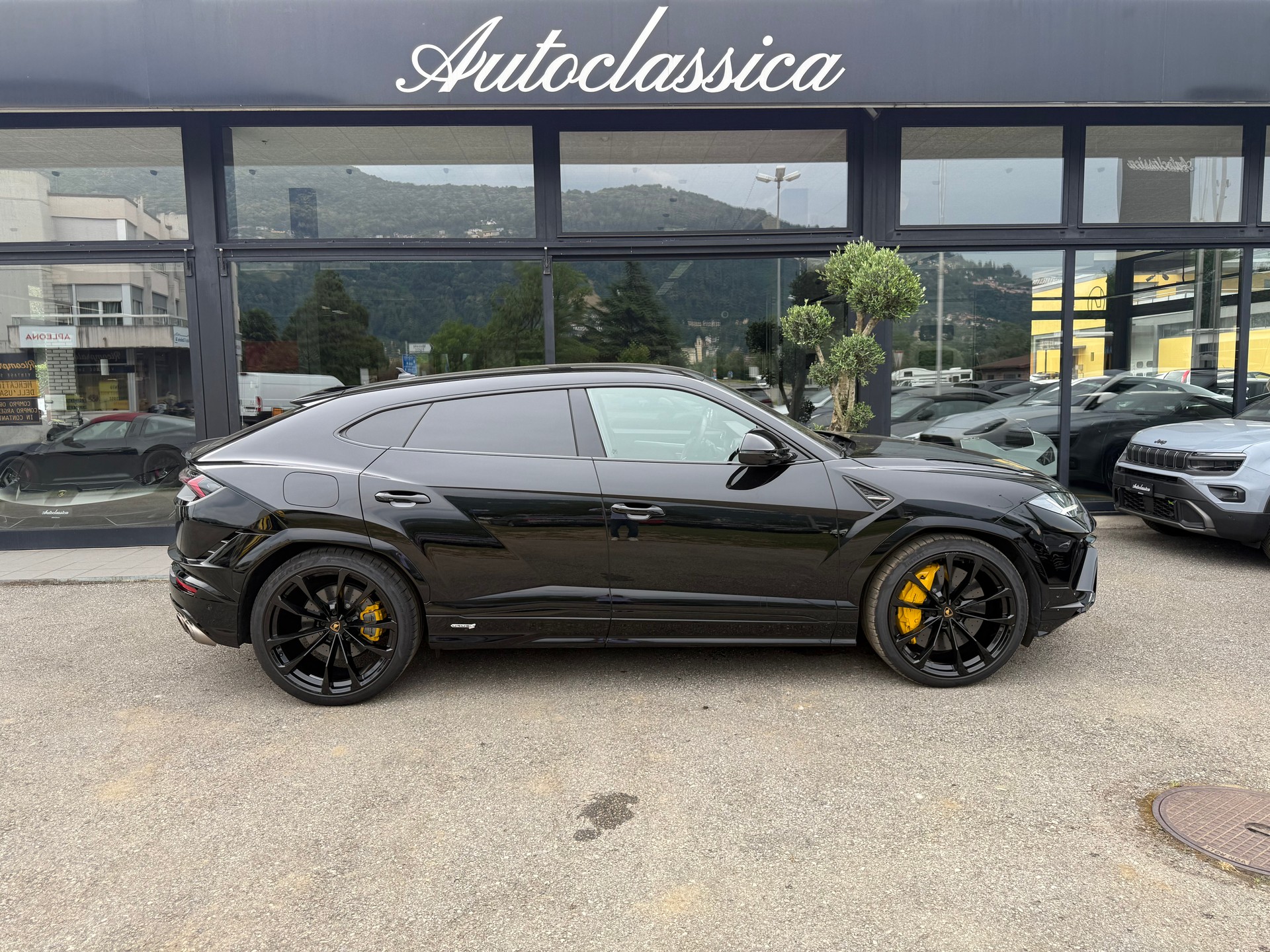 LAMBORGHINI Urus S-showroom-element-3