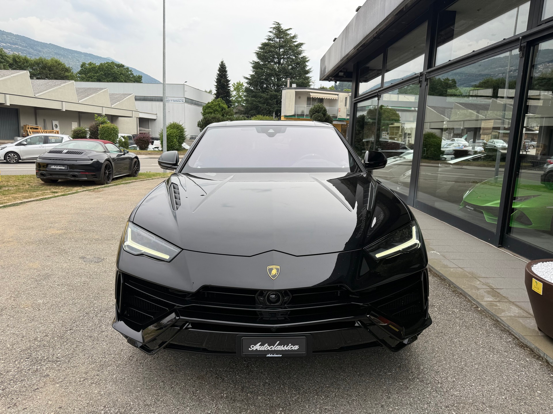 LAMBORGHINI Urus S-showroom-element-1