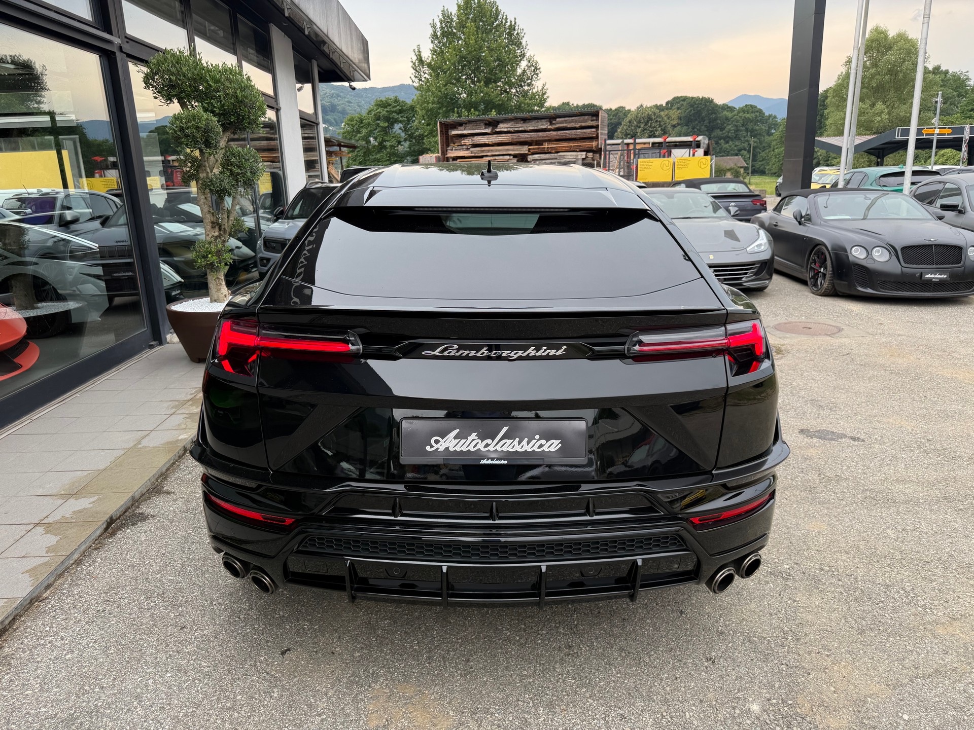 LAMBORGHINI Urus S-showroom-element-2