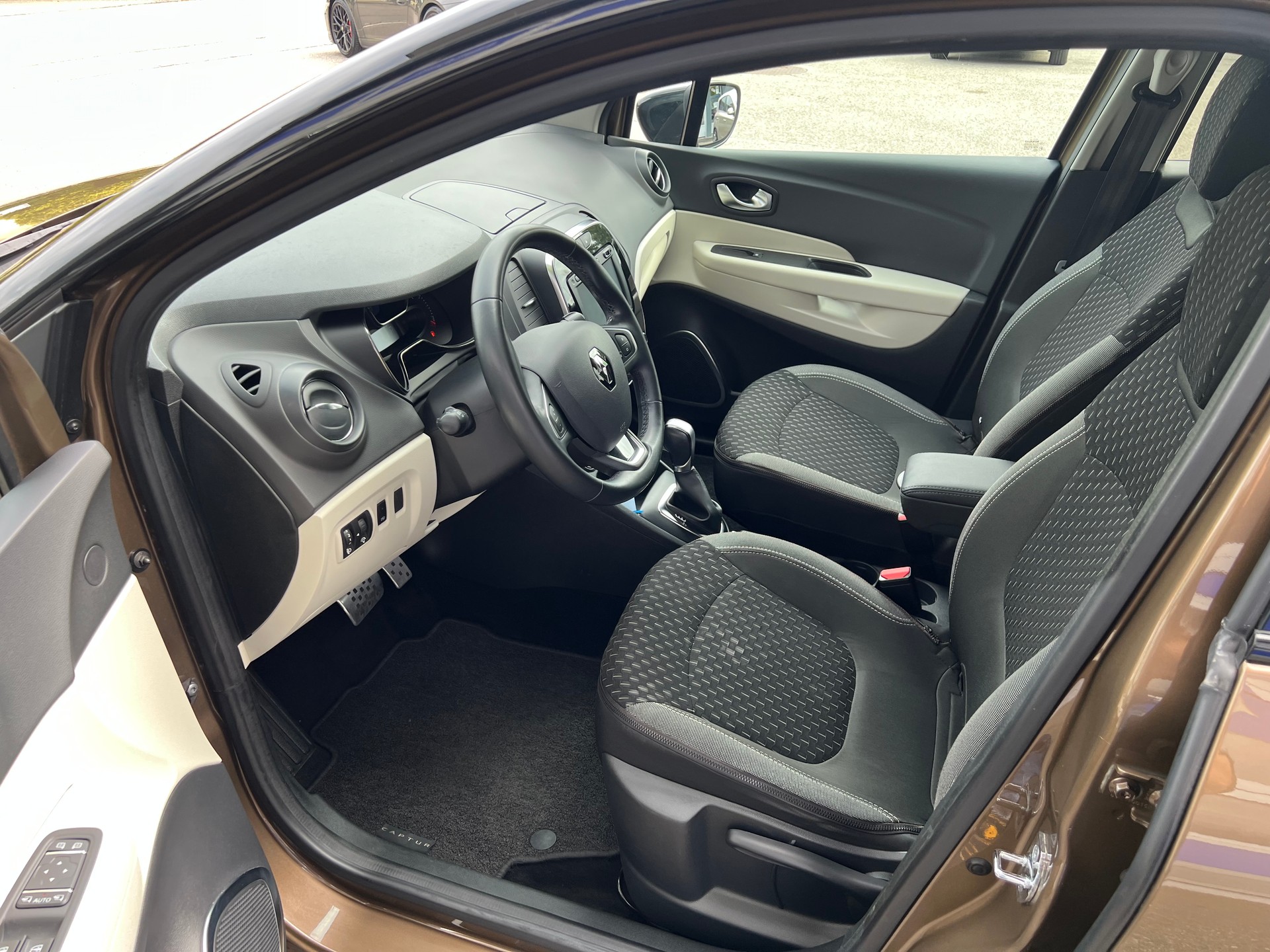 RENAULT Captur 1.2 TCe Intens EDC S/S-image-7