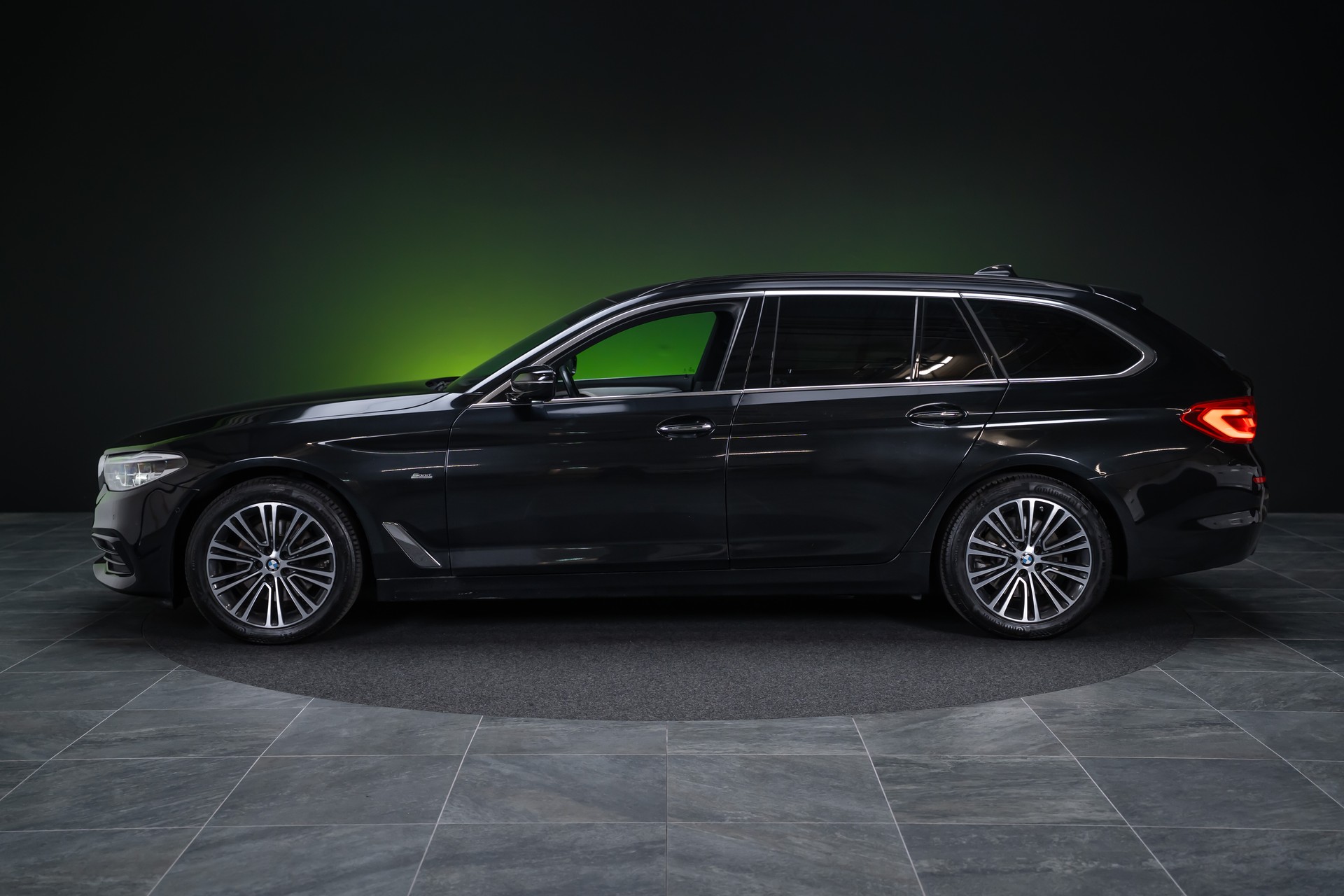 BMW 520d xDrive paddles Touring / CH-Fahrzeug / Rückfahrkamera / HeadUp-image-9