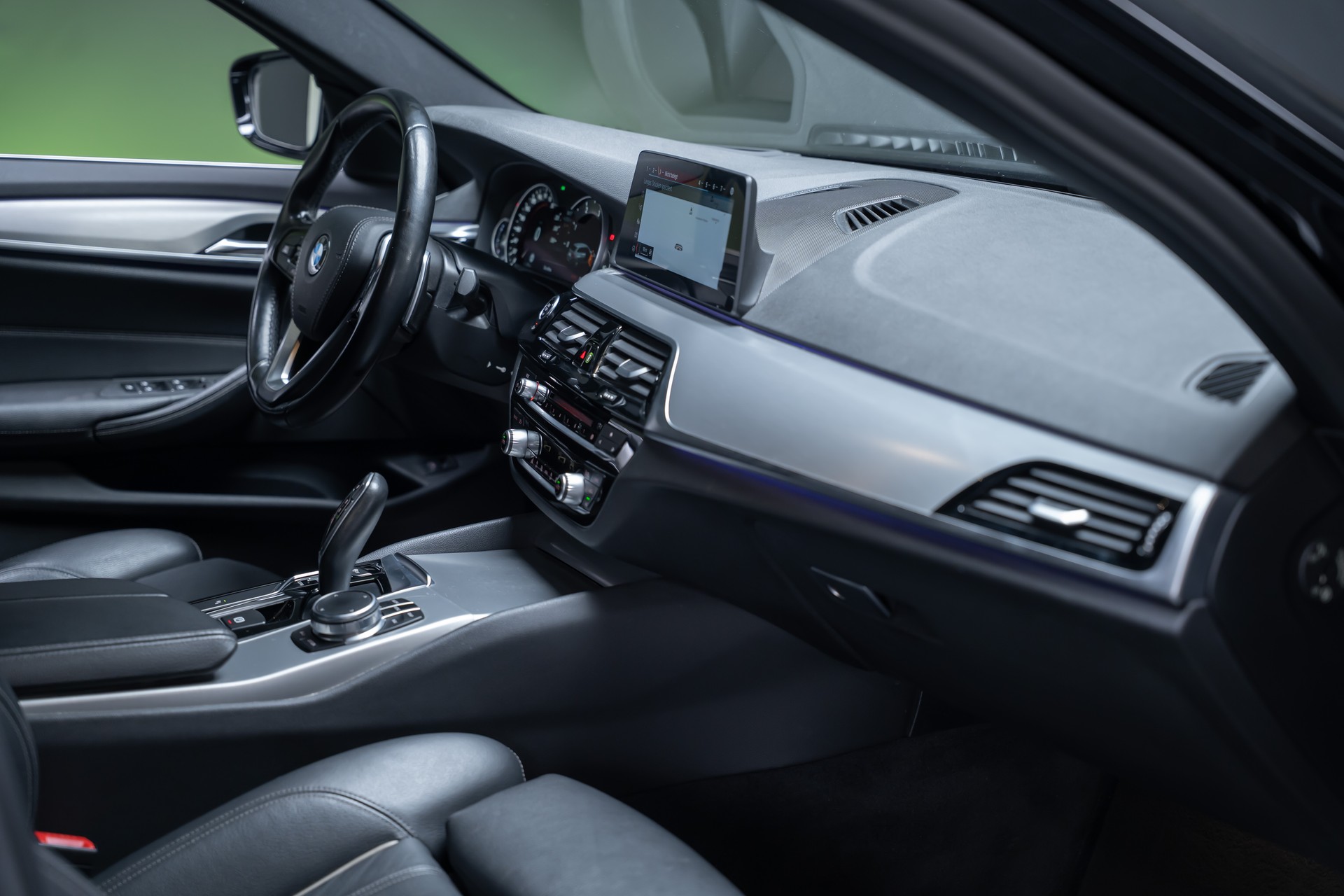 BMW 520d xDrive paddles Touring / CH-Fahrzeug / Rückfahrkamera / HeadUp-image-29
