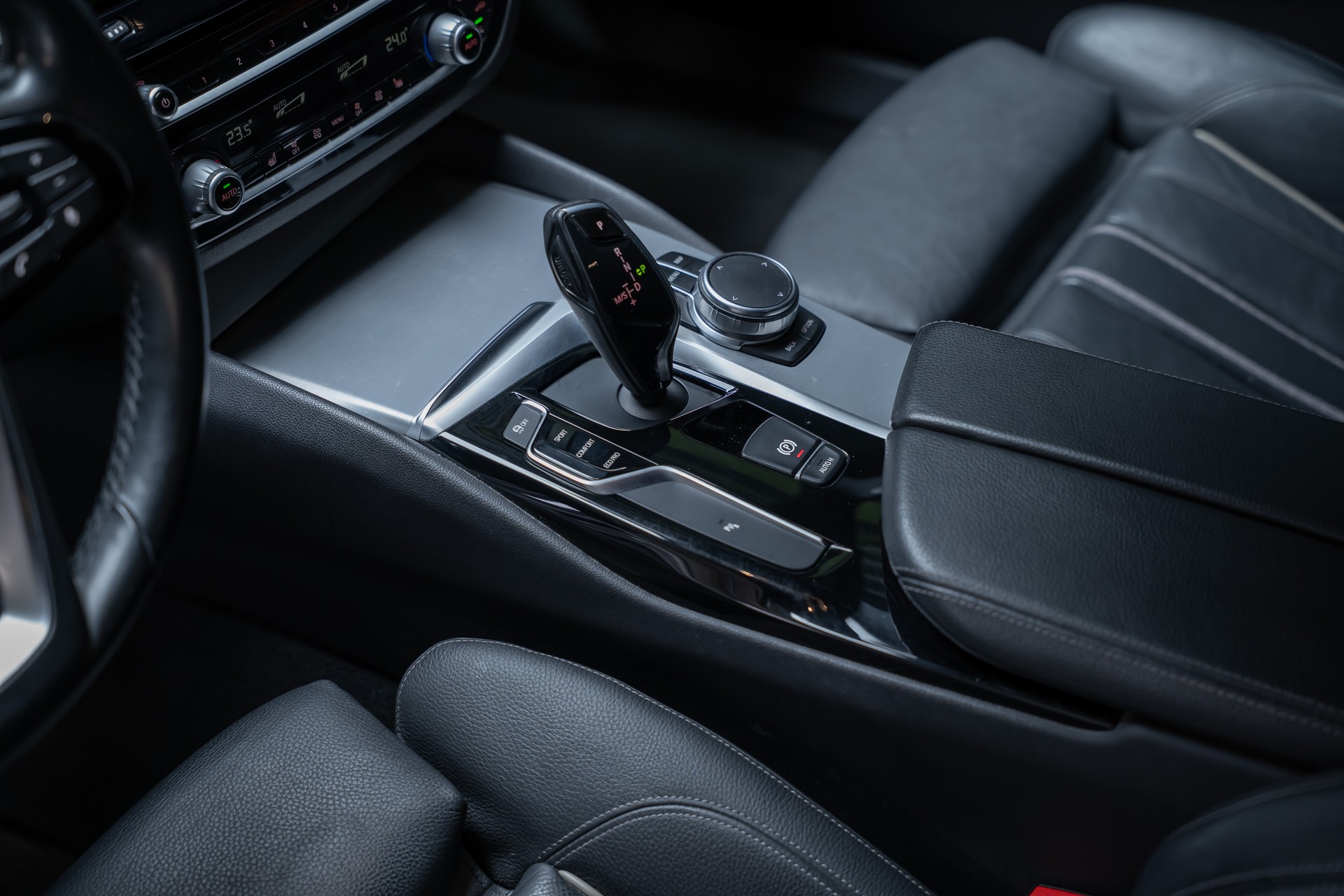 BMW 520d xDrive paddles Touring / CH-Fahrzeug / Rückfahrkamera / HeadUp-image-12