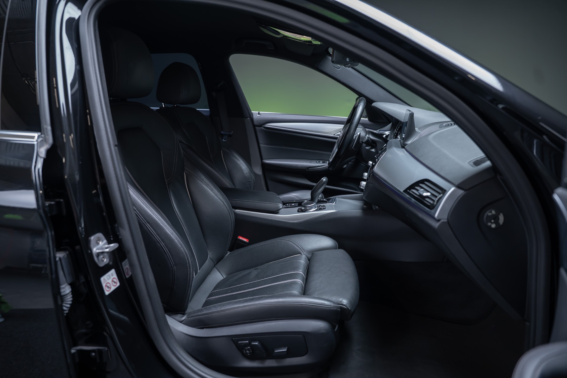BMW 520d xDrive paddles Touring / CH-Fahrzeug / Rückfahrkamera / HeadUp-image-30