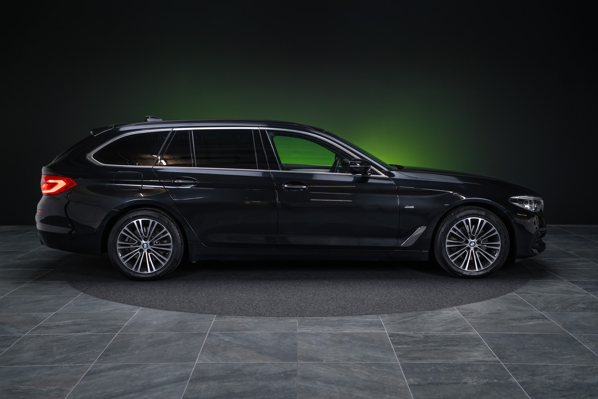 BMW 520d xDrive paddles Touring / CH-Fahrzeug / Rückfahrkamera / HeadUp-showroom-element-3