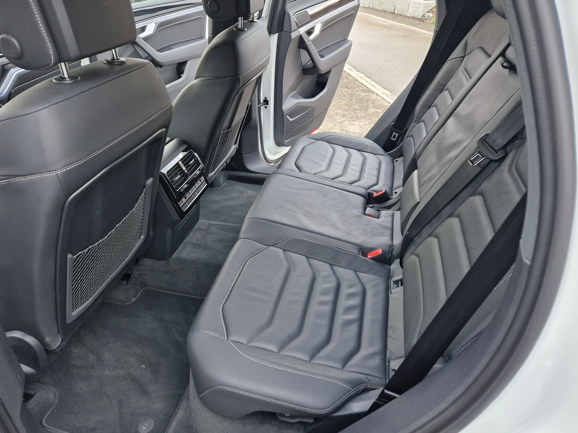 VW Touareg 3.0 TDI R-Line Tiptronic-image-13