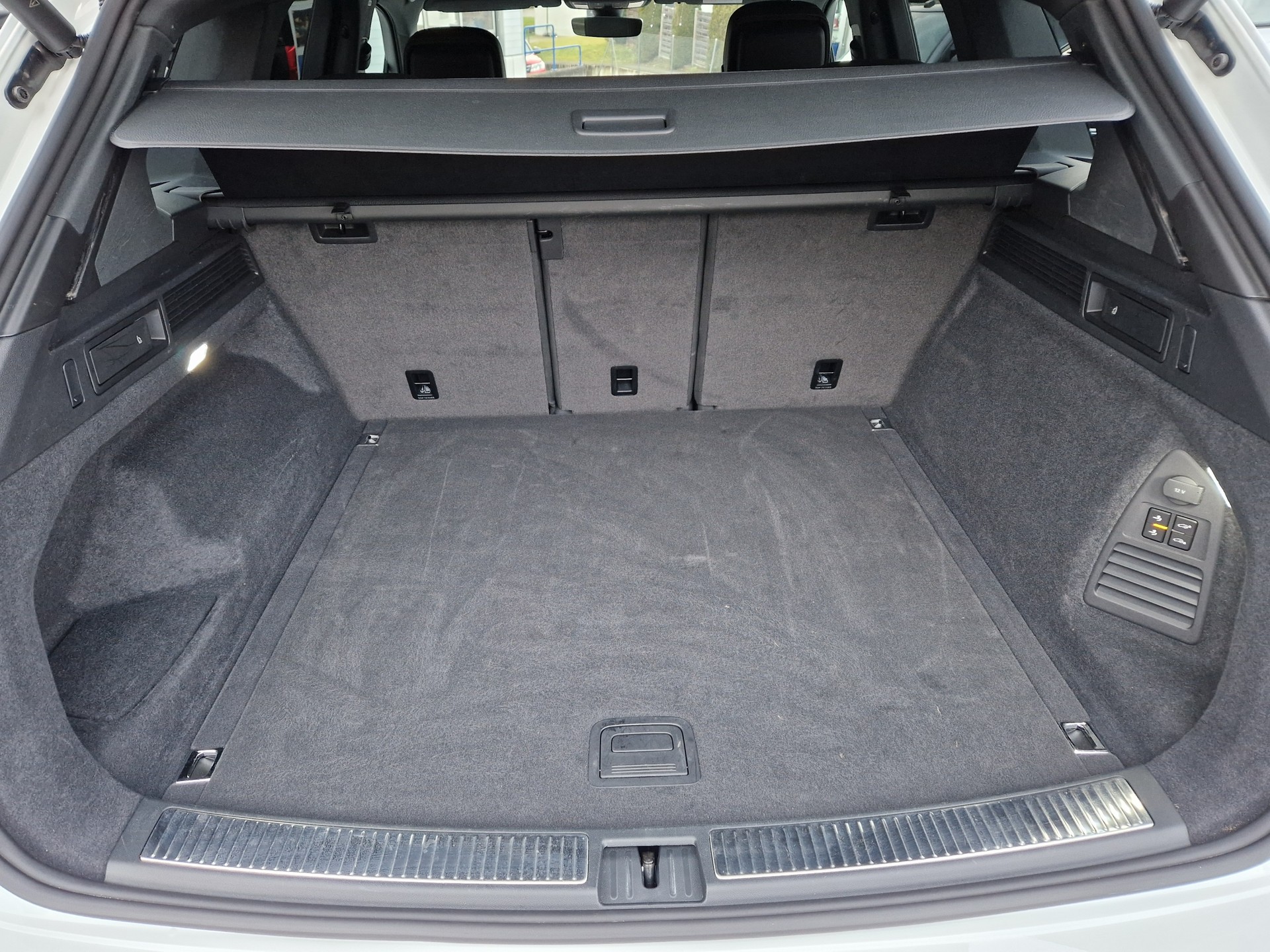 VW Touareg 3.0 TDI R-Line Tiptronic-image-14