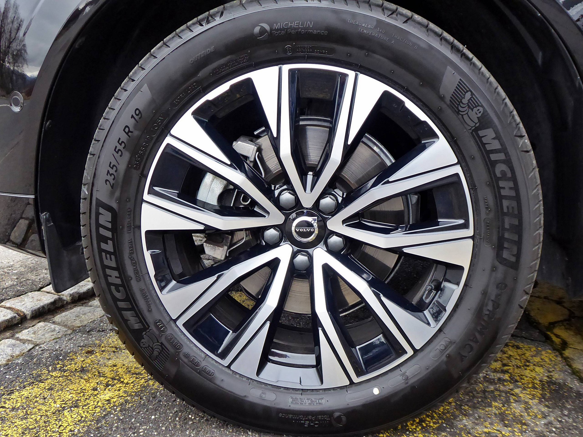 VOLVO XC60 B5 B AWD Plus Dark-image-14