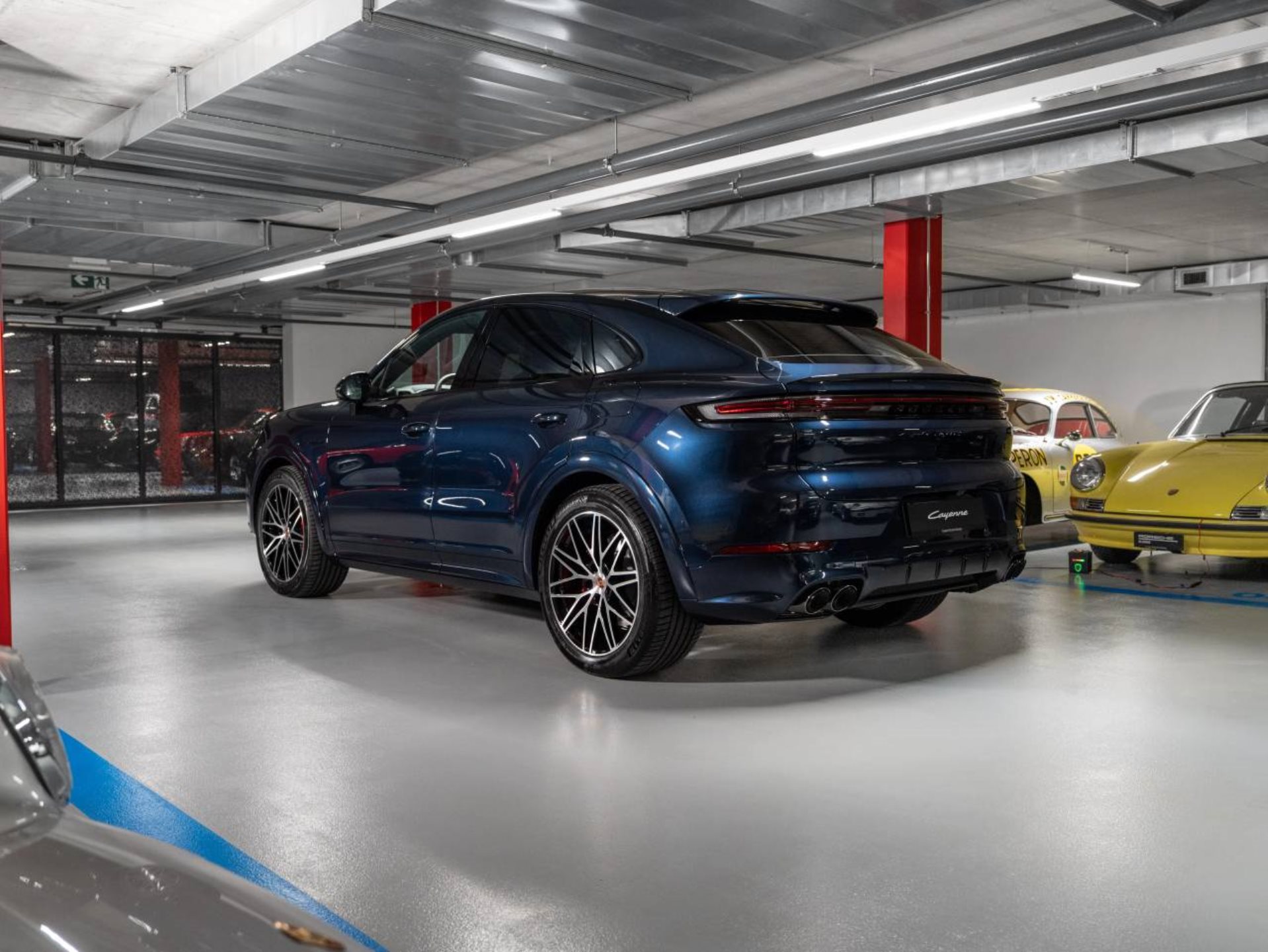 PORSCHE Cayenne S E-Hybrid Coupé Black Edition-showroom-element-2