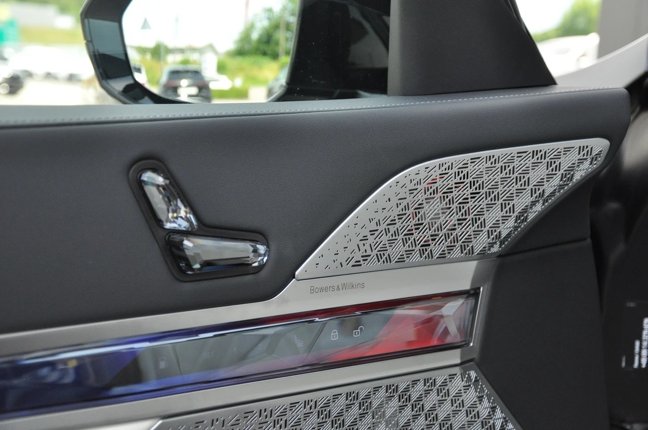 BMW M760e xDrive Steptronic-image-23