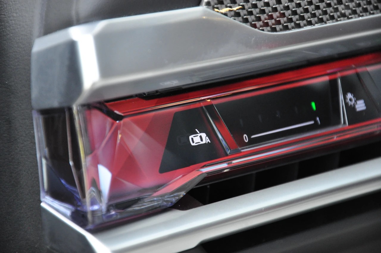 BMW M760e xDrive Steptronic-image-22