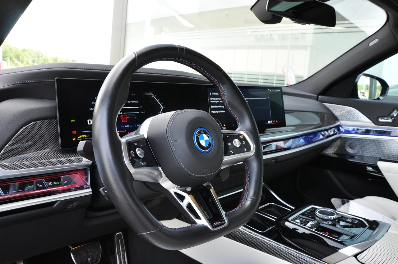 BMW M760e xDrive Steptronic-image-15