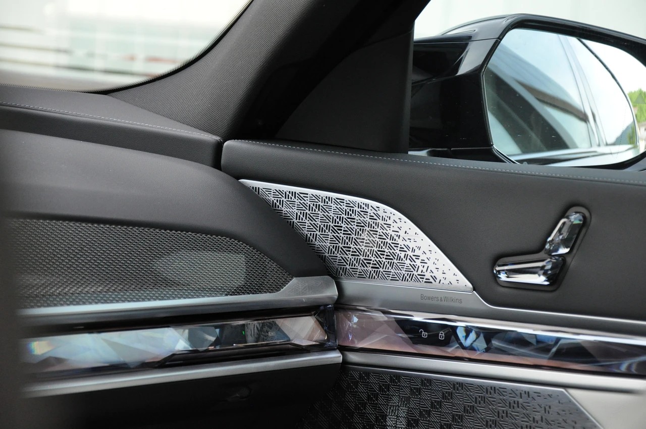 BMW M760e xDrive Steptronic-image-20