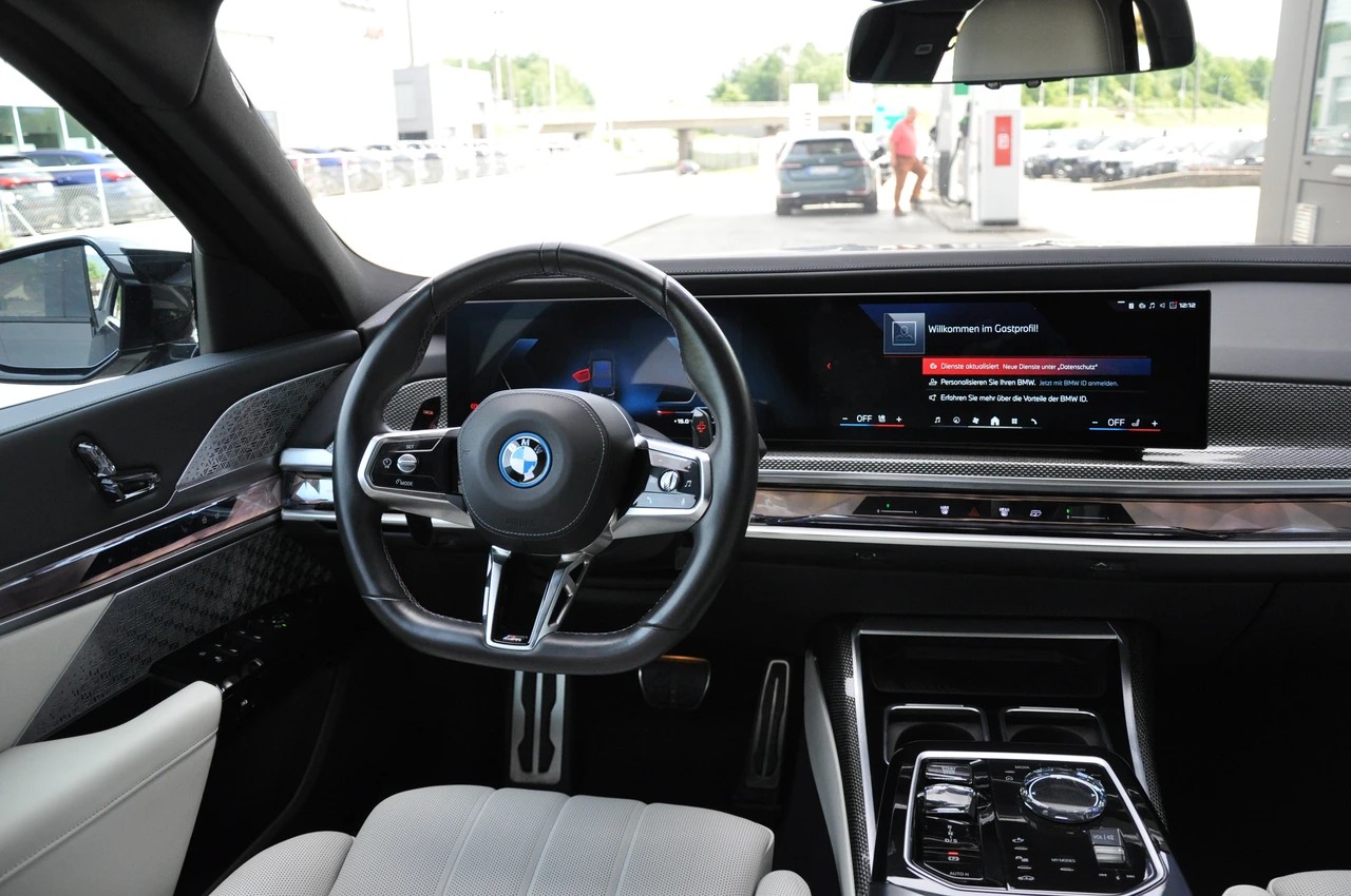 BMW M760e xDrive Steptronic-image-14