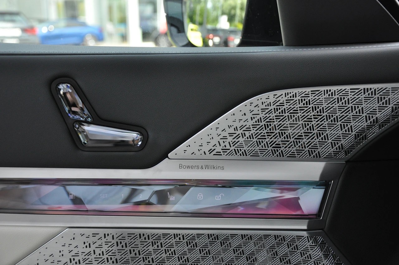 BMW M760e xDrive Steptronic-image-21