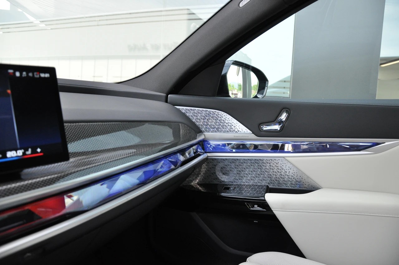 BMW M760e xDrive Steptronic-image-25