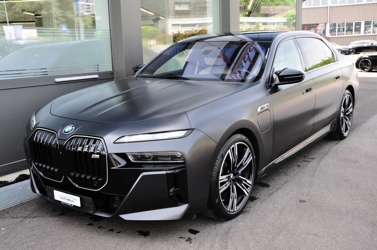 BMW M760e xDrive Steptronic-showroom-element-3