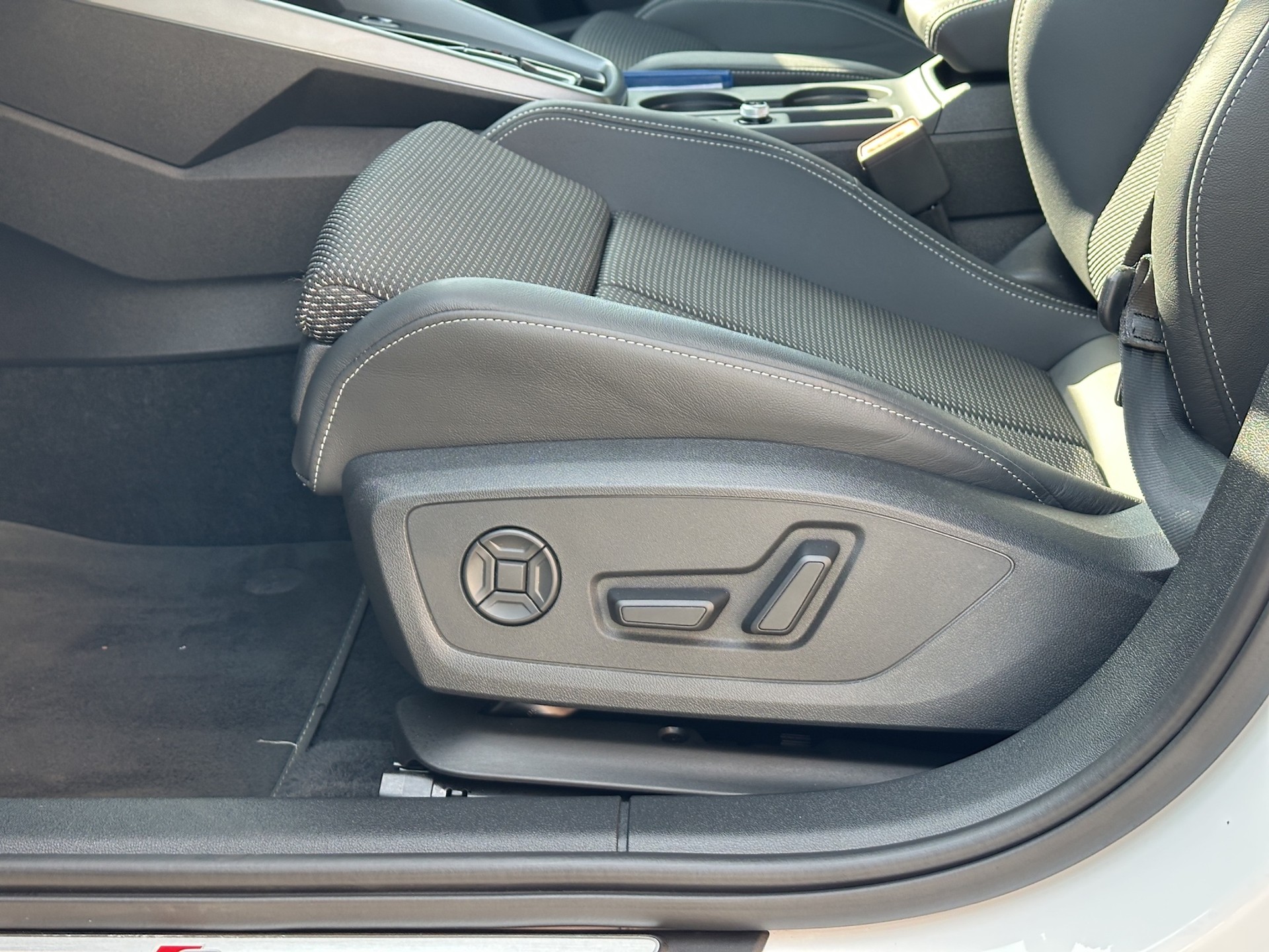 AUDI S3 TFSI quattro S-tronic-image-9