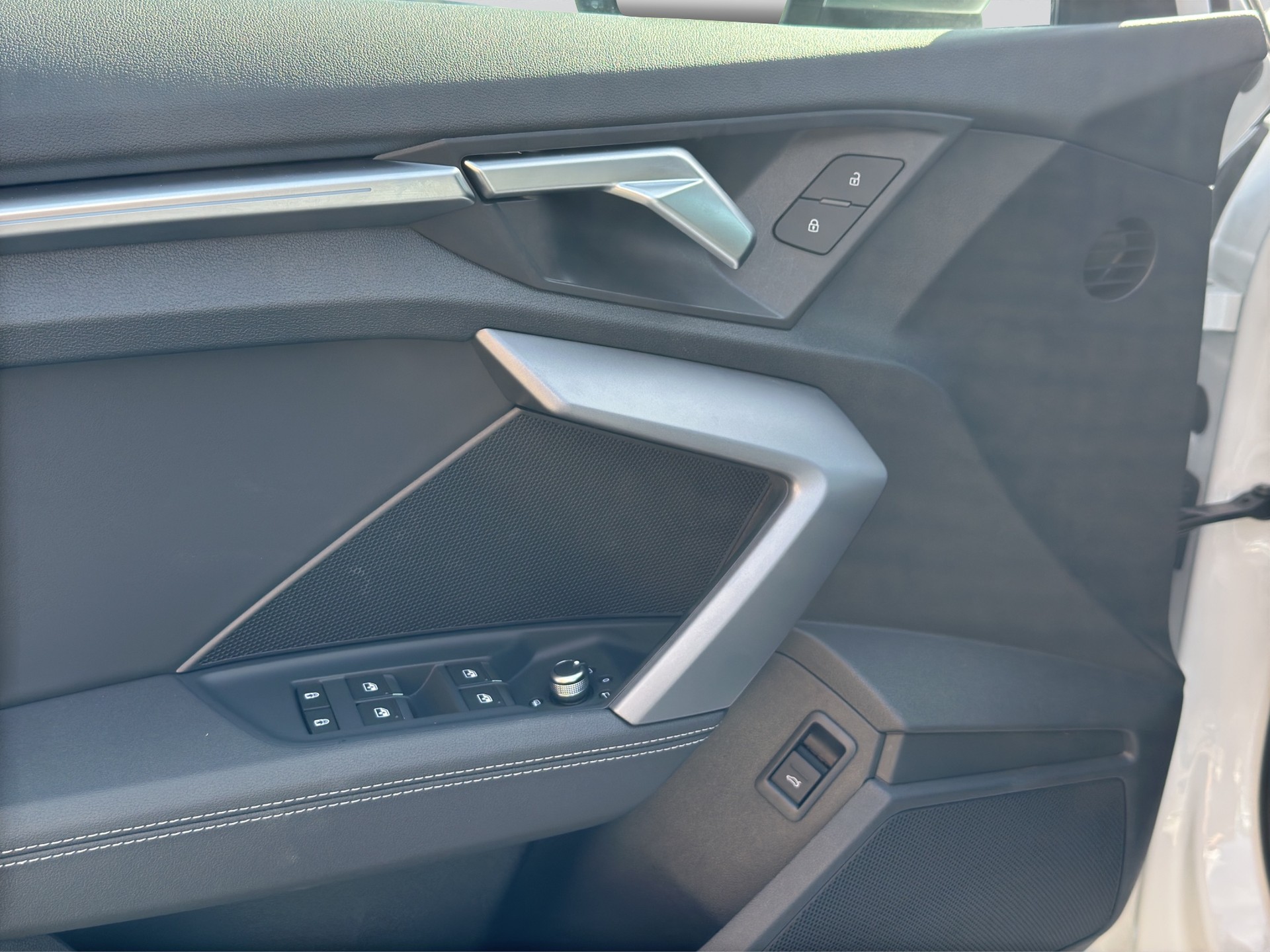 AUDI S3 TFSI quattro S-tronic-image-8