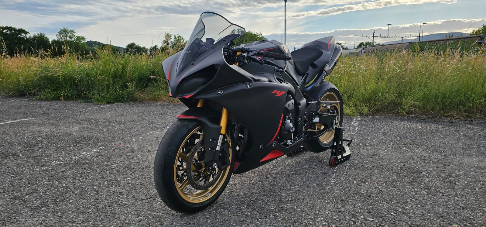 YAMAHA YZF-R1-image-0