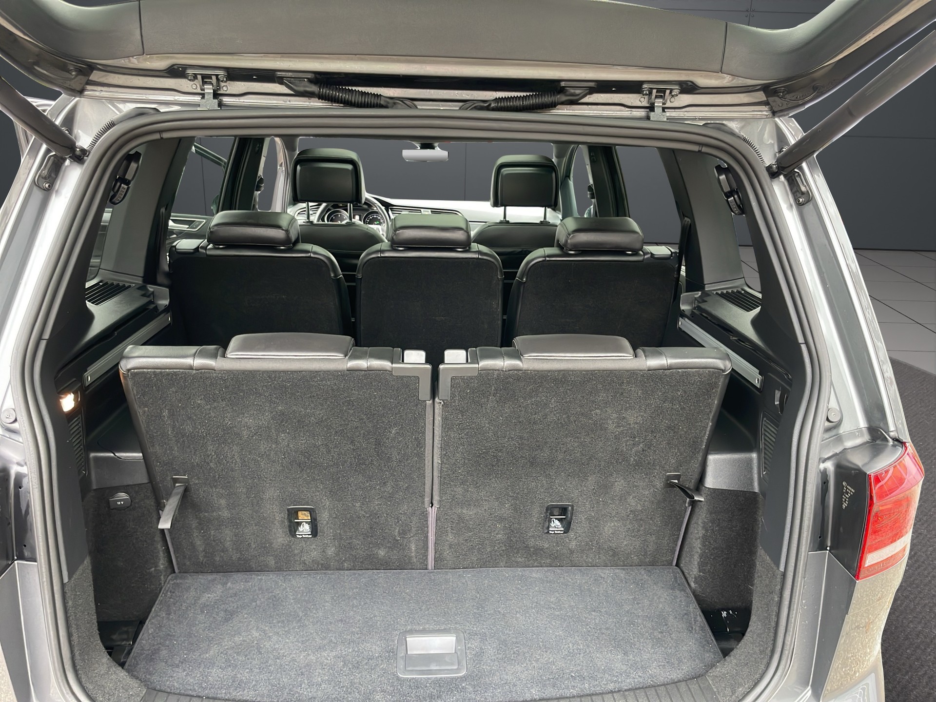 VW Touran 2.0 TDI BlueMotion R-Line Technology Highline DSG-image-13