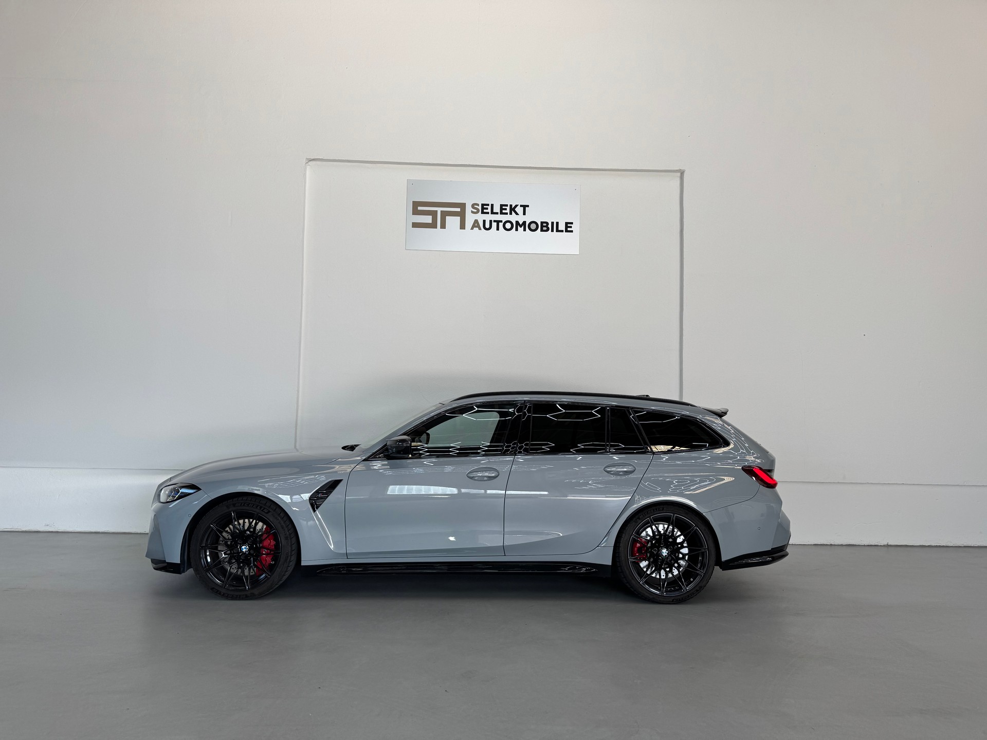 BMW M3 Touring xDrive Competition M | CH-Fahrzeug | Brooklyn Grau Met. | Carbon Paket-showroom-element-3